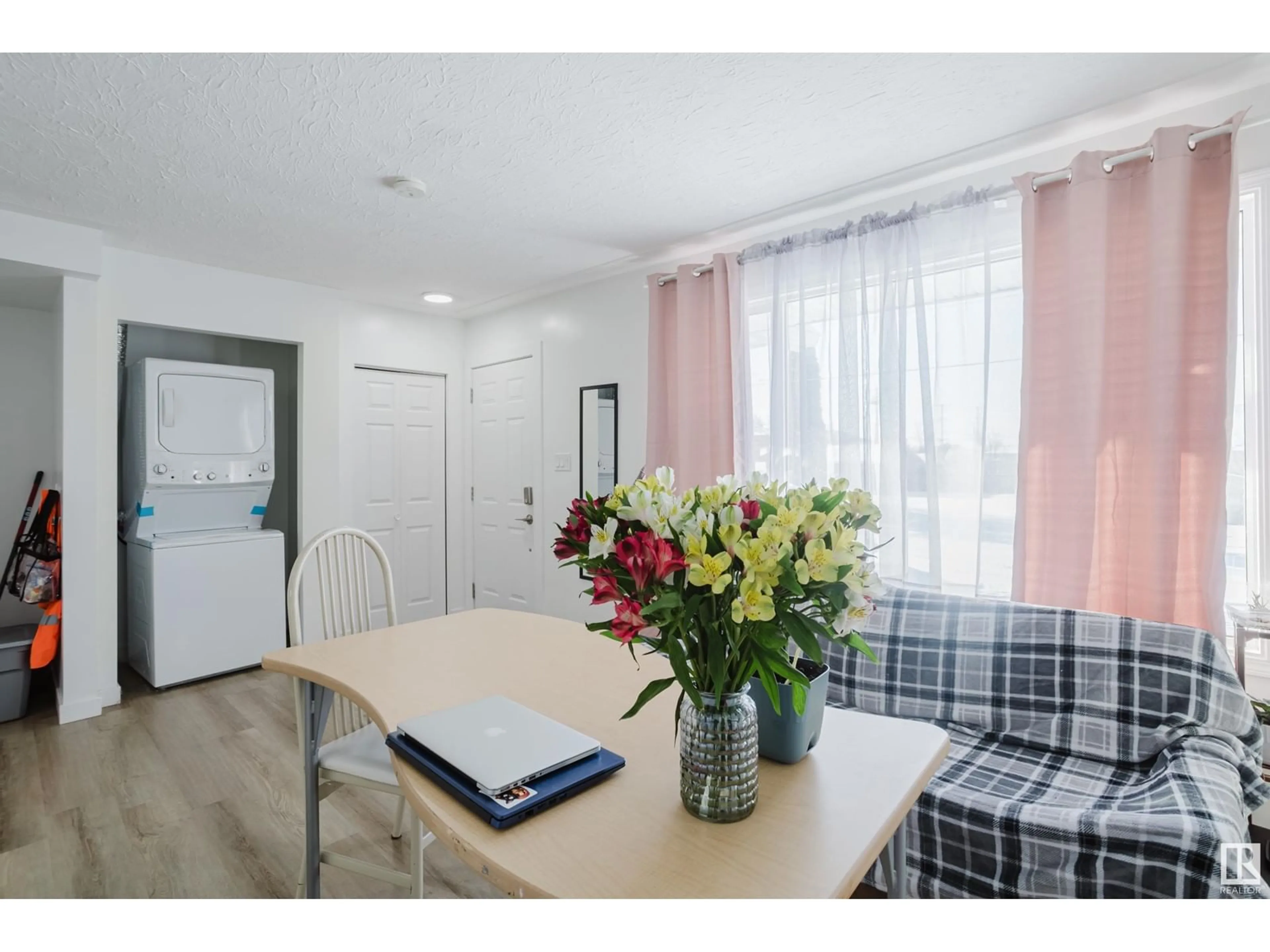 A pic of a room for 10 - 8808 128 AV NW, Edmonton Alberta T5E0G6