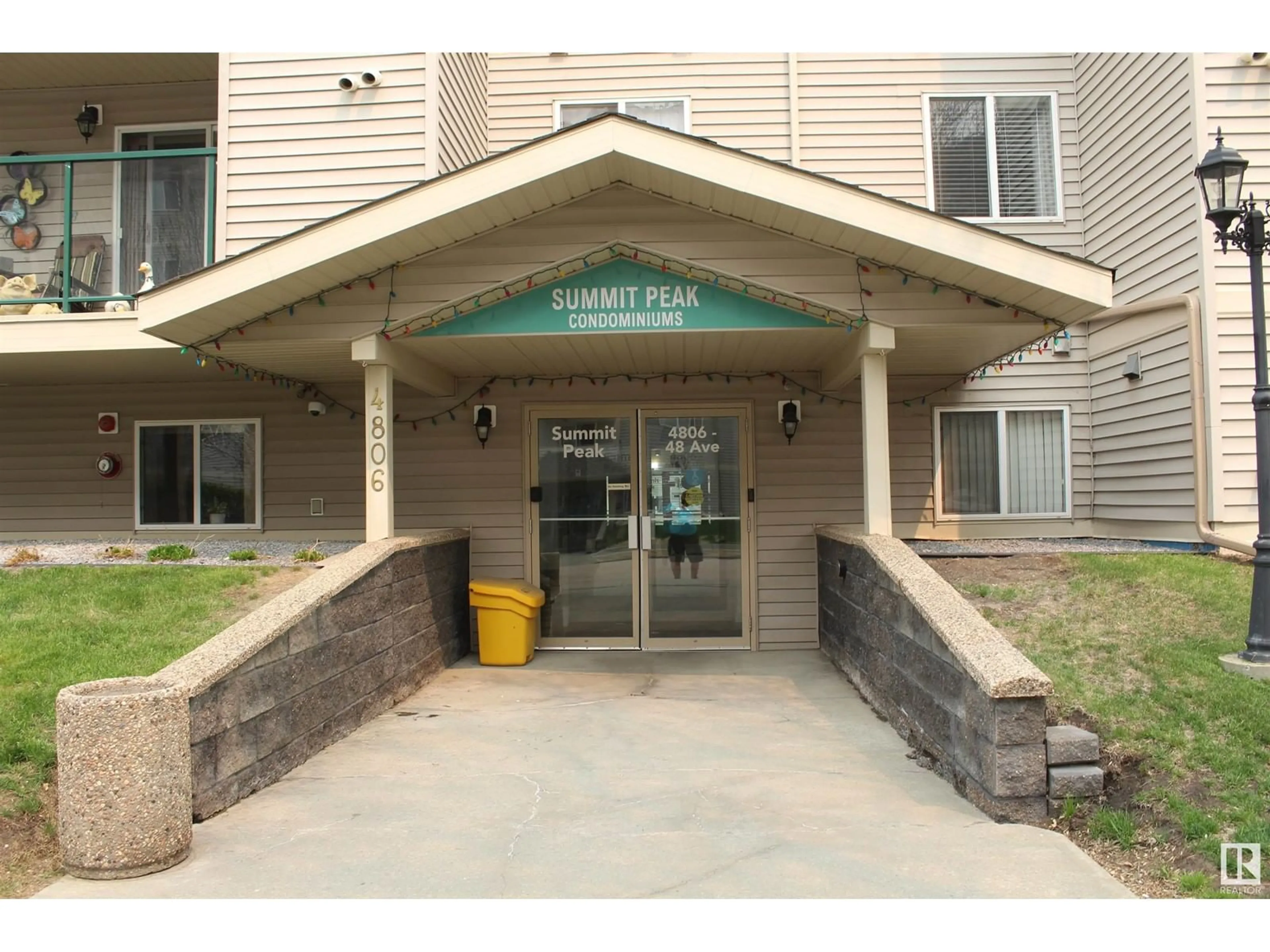 Indoor foyer for 206 - 4806 48 AV, Leduc Alberta T9E8S2