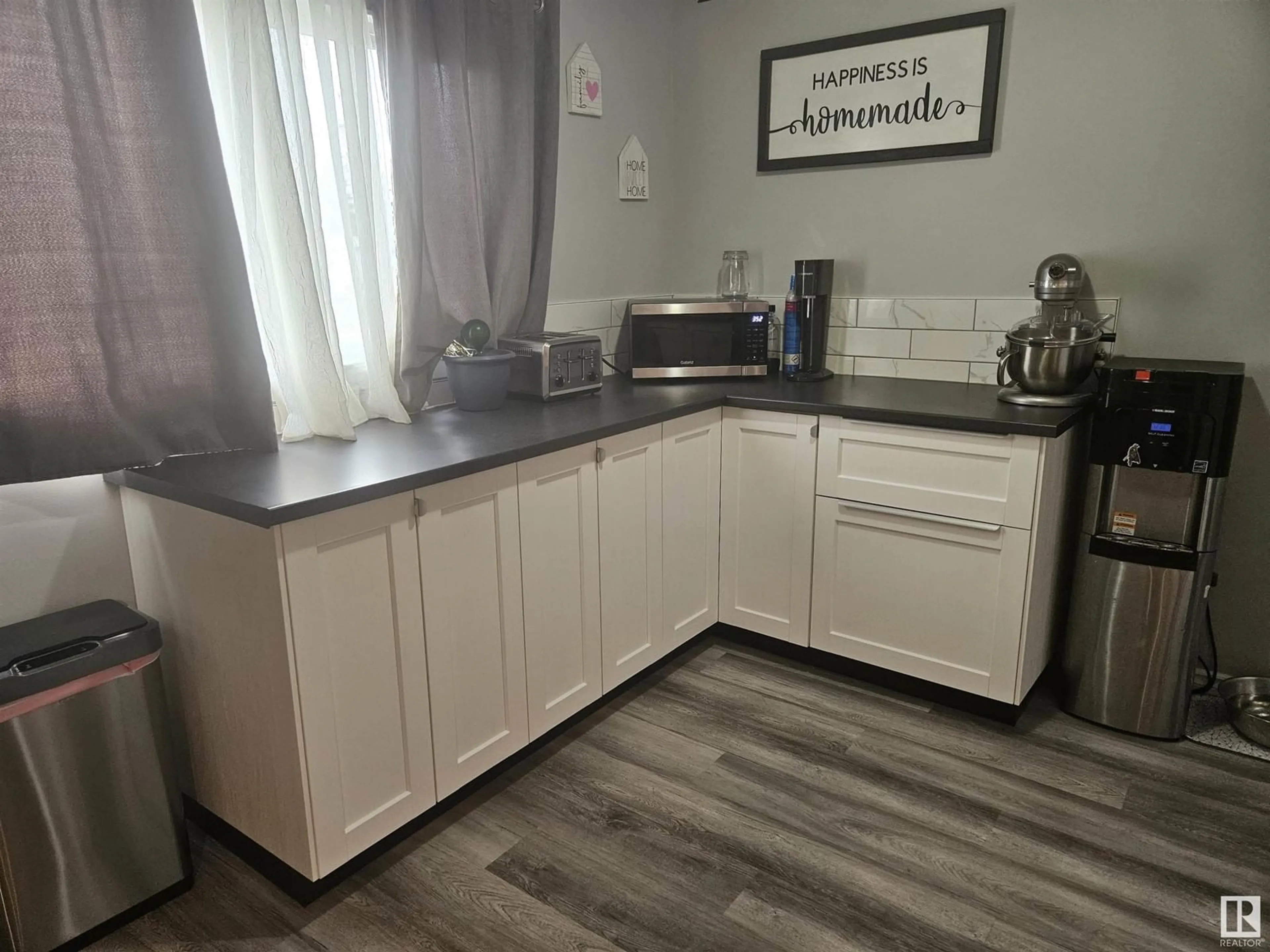Standard kitchen, unknown for 5000 59 AV, Viking Alberta T0B4N0