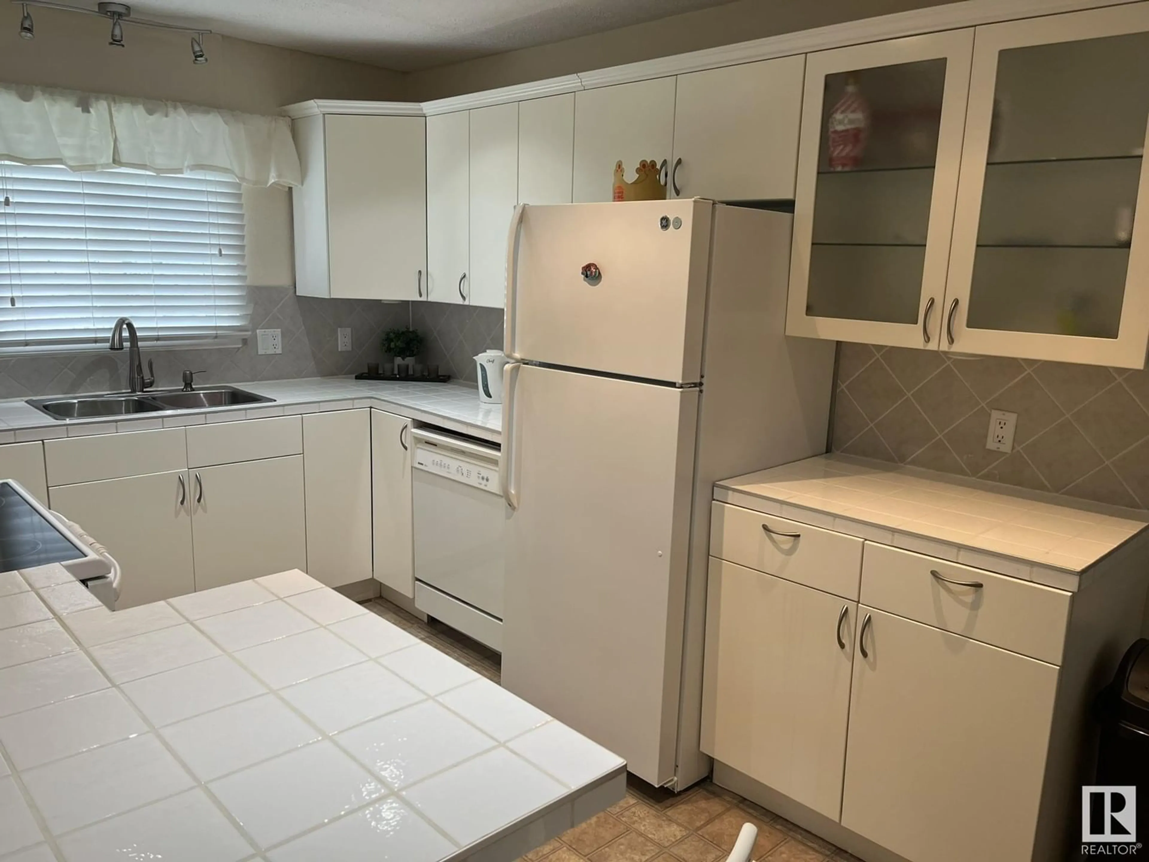 Standard kitchen, ceramic/tile floor for 4816 53 AV, Viking Alberta T0B4N0