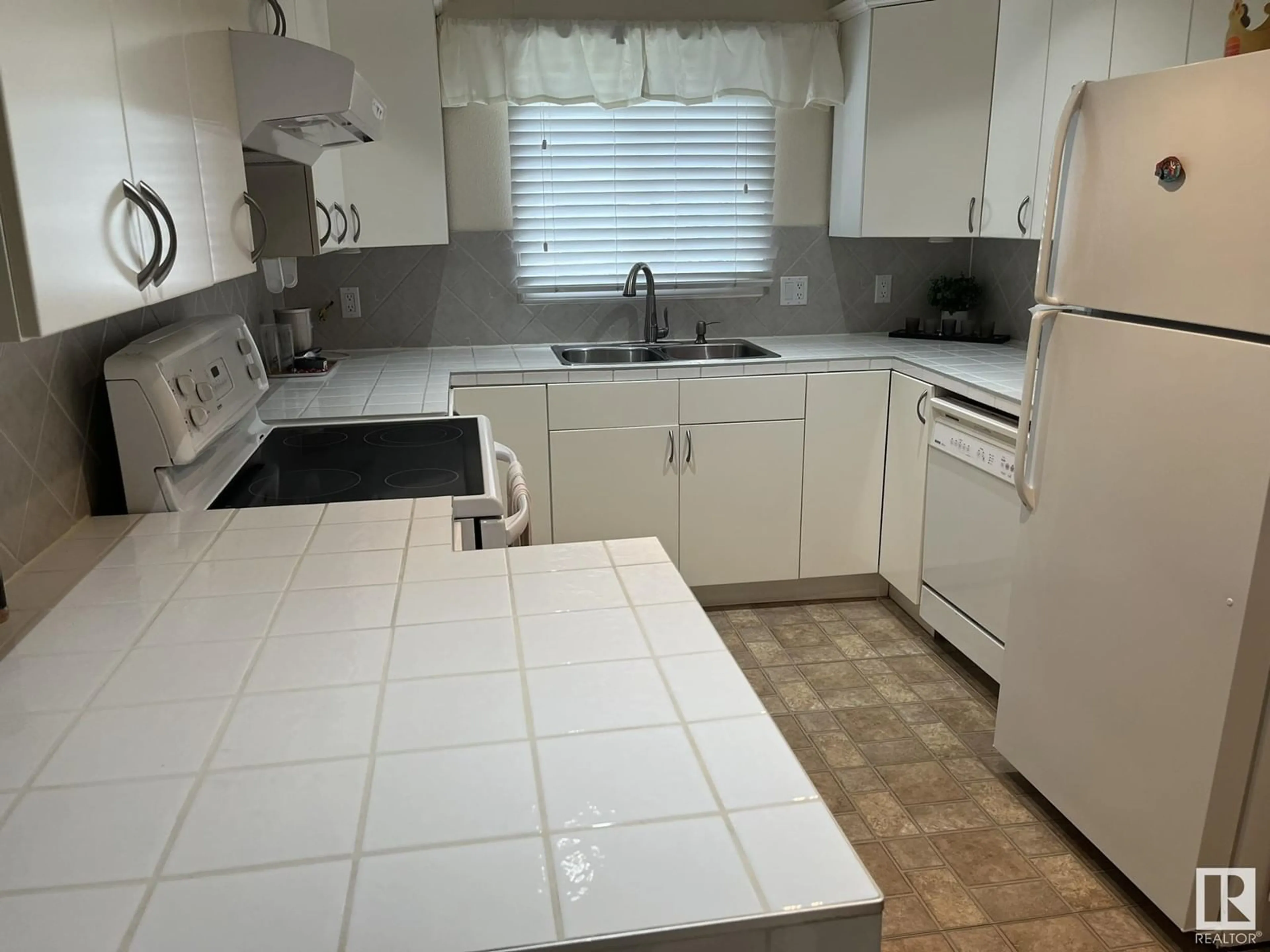Standard kitchen, ceramic/tile floor for 4816 53 AV, Viking Alberta T0B4N0