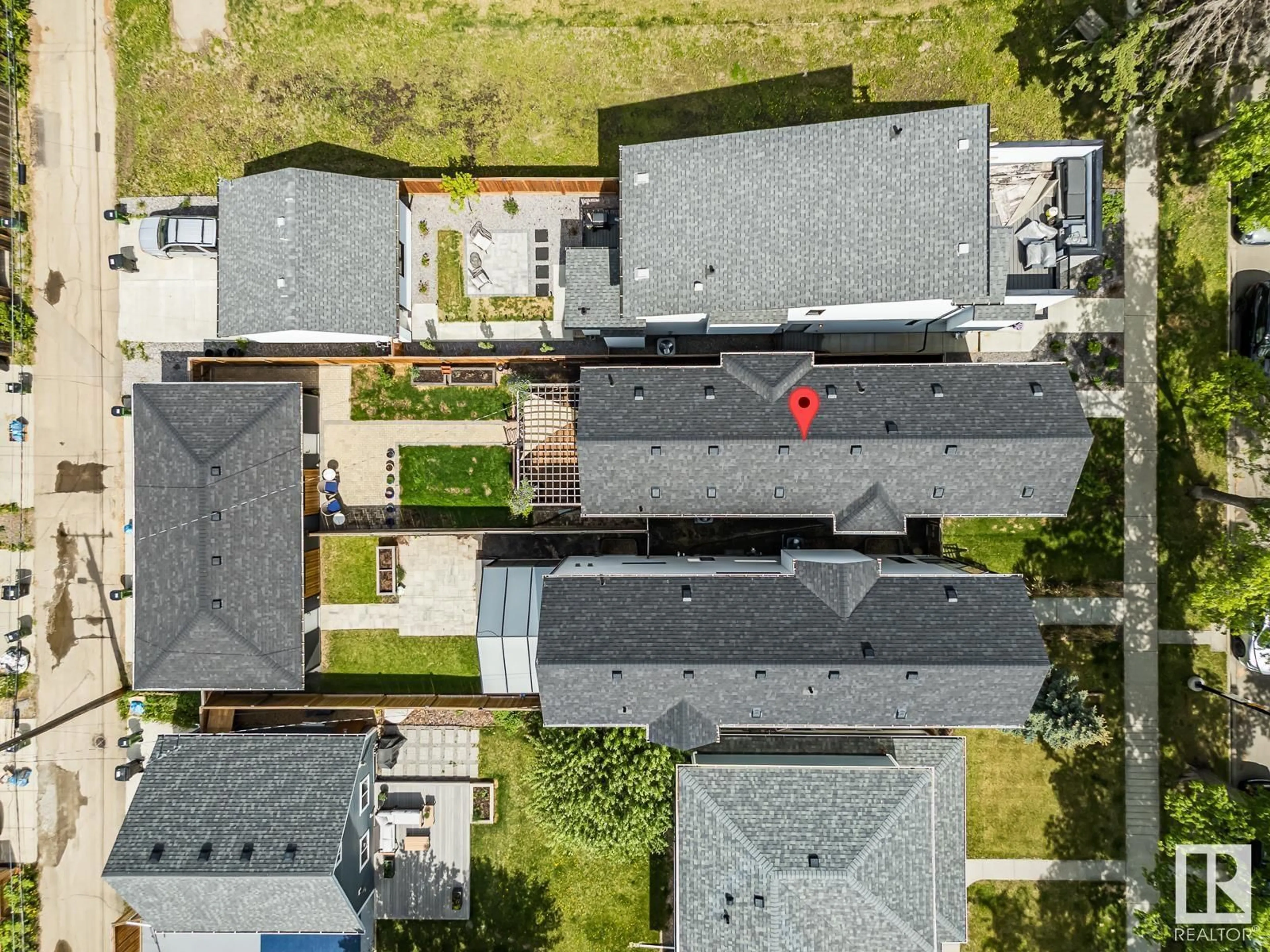 A pic from outside/outdoor area/front of a property/back of a property/a pic from drone, street for NW - 10994 128 ST, Edmonton Alberta T5M0W4