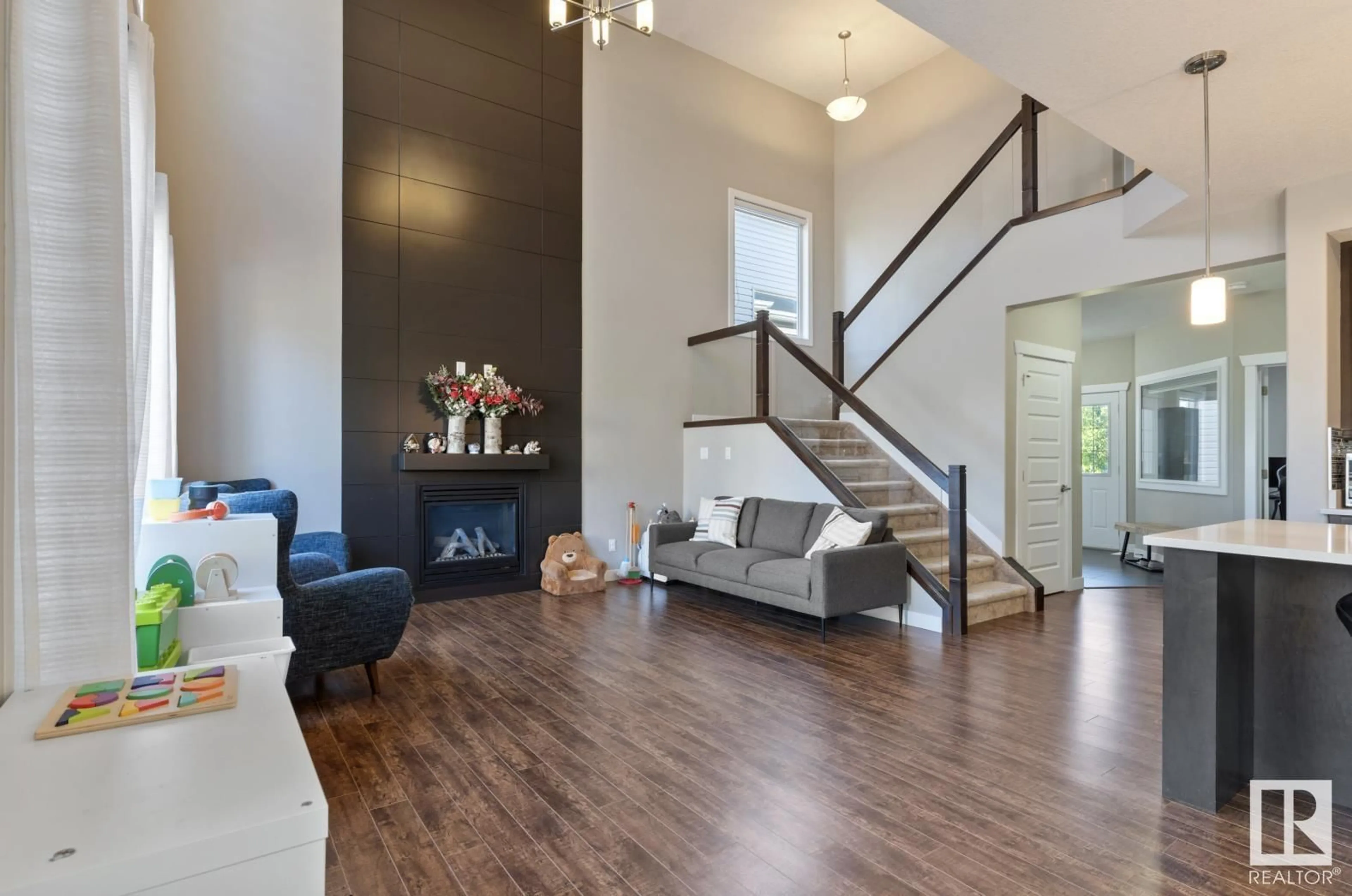 Indoor entryway for 20711 96 AVENUE, Edmonton Alberta T5T4N1