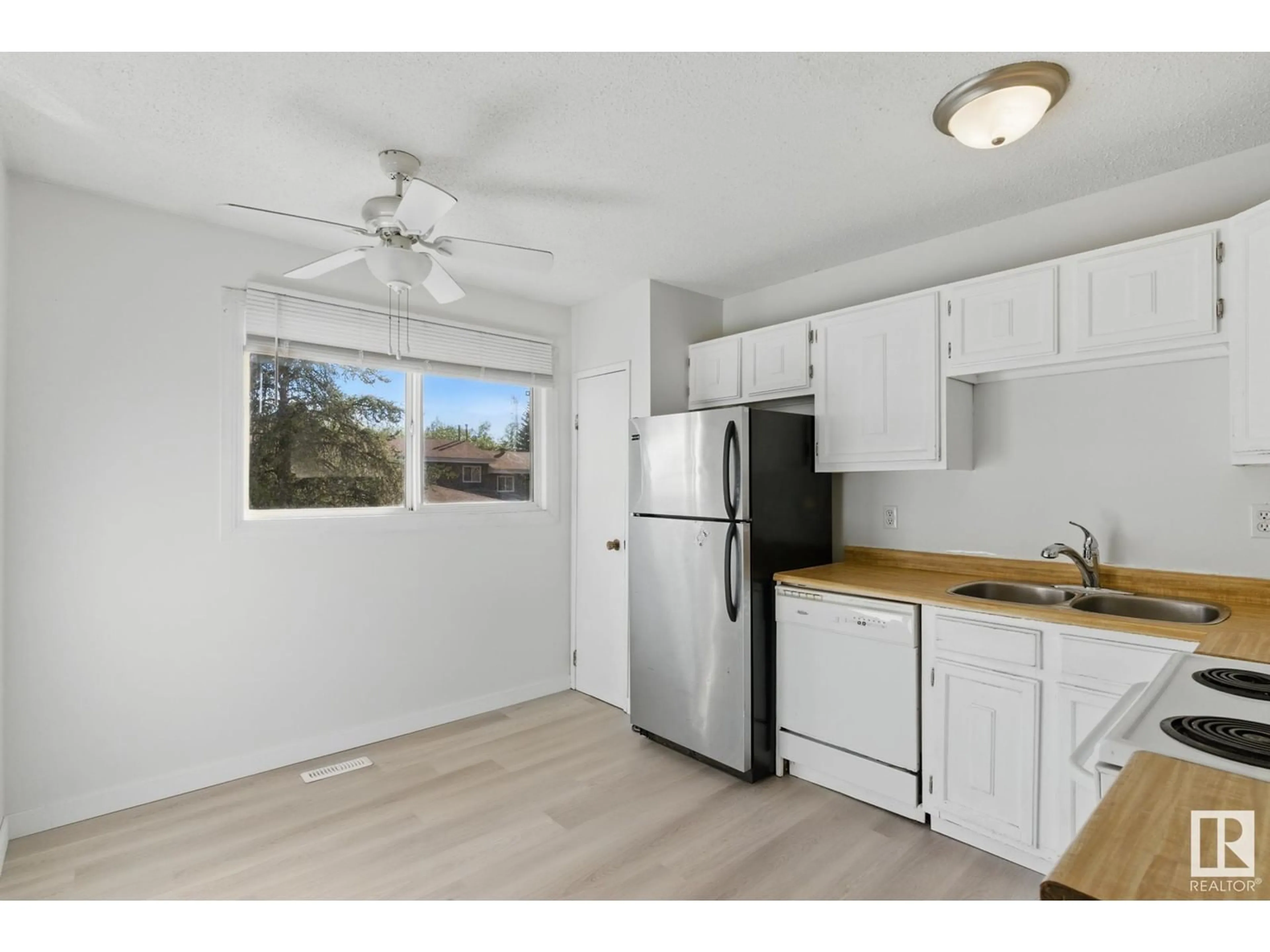 Standard kitchen, wood/laminate floor for 9 GRANDIN, St. Albert Alberta T8N2Y4