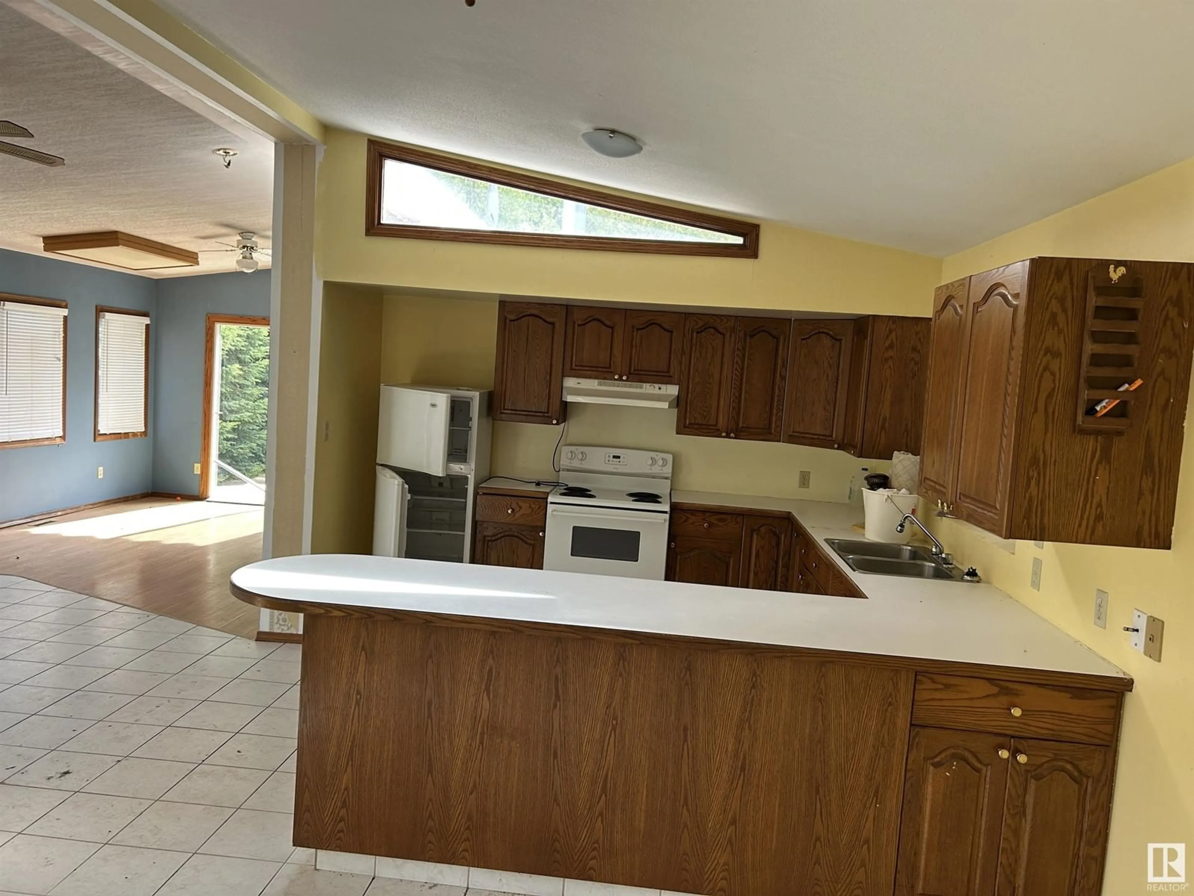 Open concept kitchen, ceramic/tile floor for 147 CEDAR GLEN, Rural Brazeau County Alberta T0C1W0