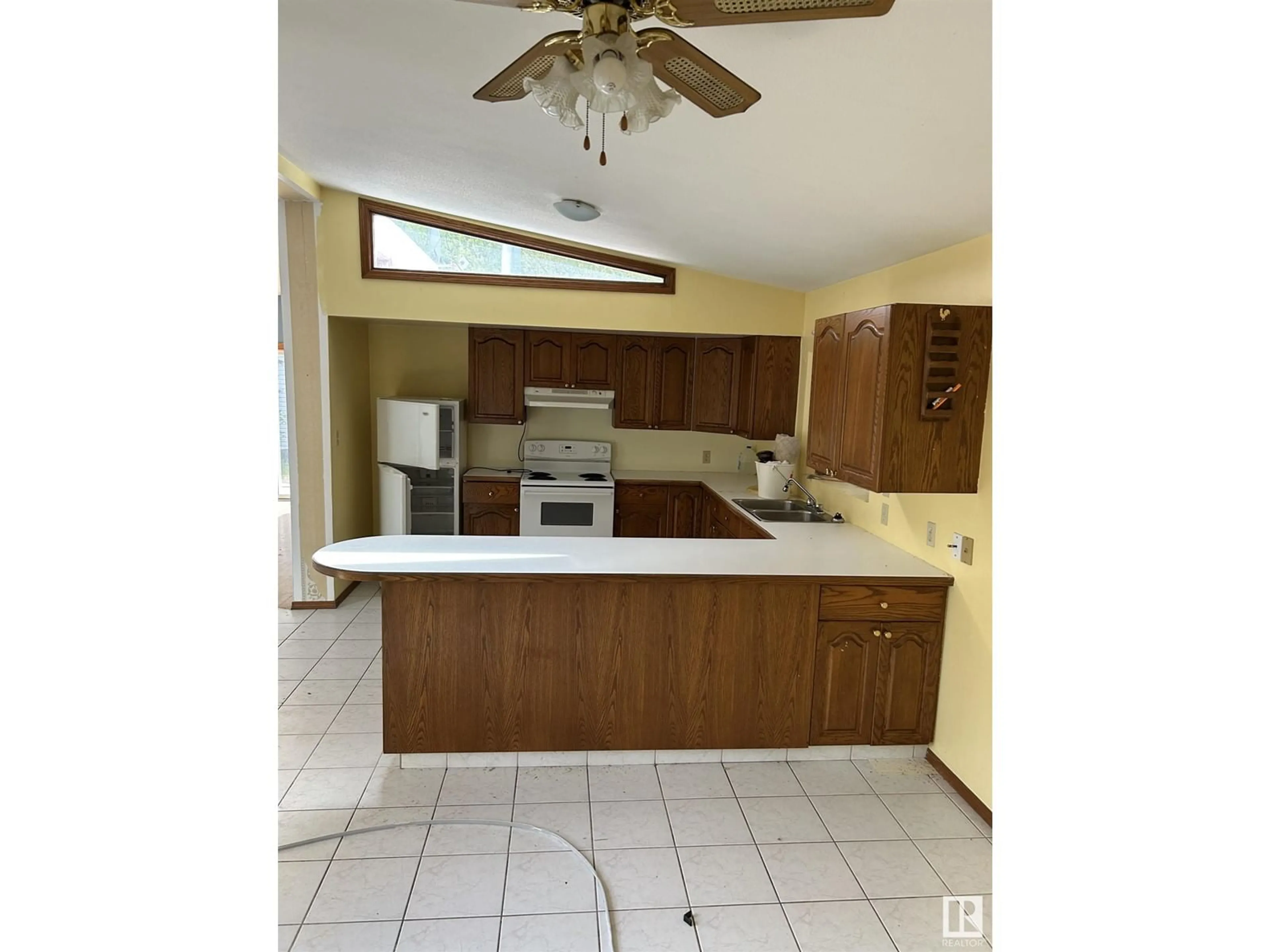 Standard kitchen, ceramic/tile floor for 147 CEDAR GLEN, Rural Brazeau County Alberta T0C1W0