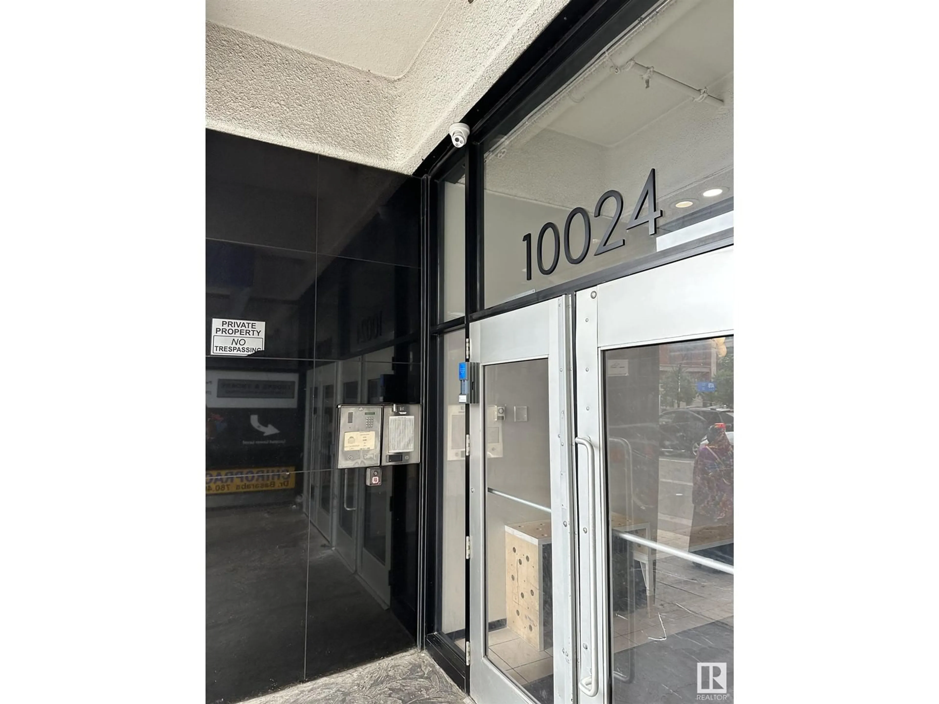 Indoor foyer for 10024 - 1012 JASPER AVE, Edmonton Alberta T5X4R7