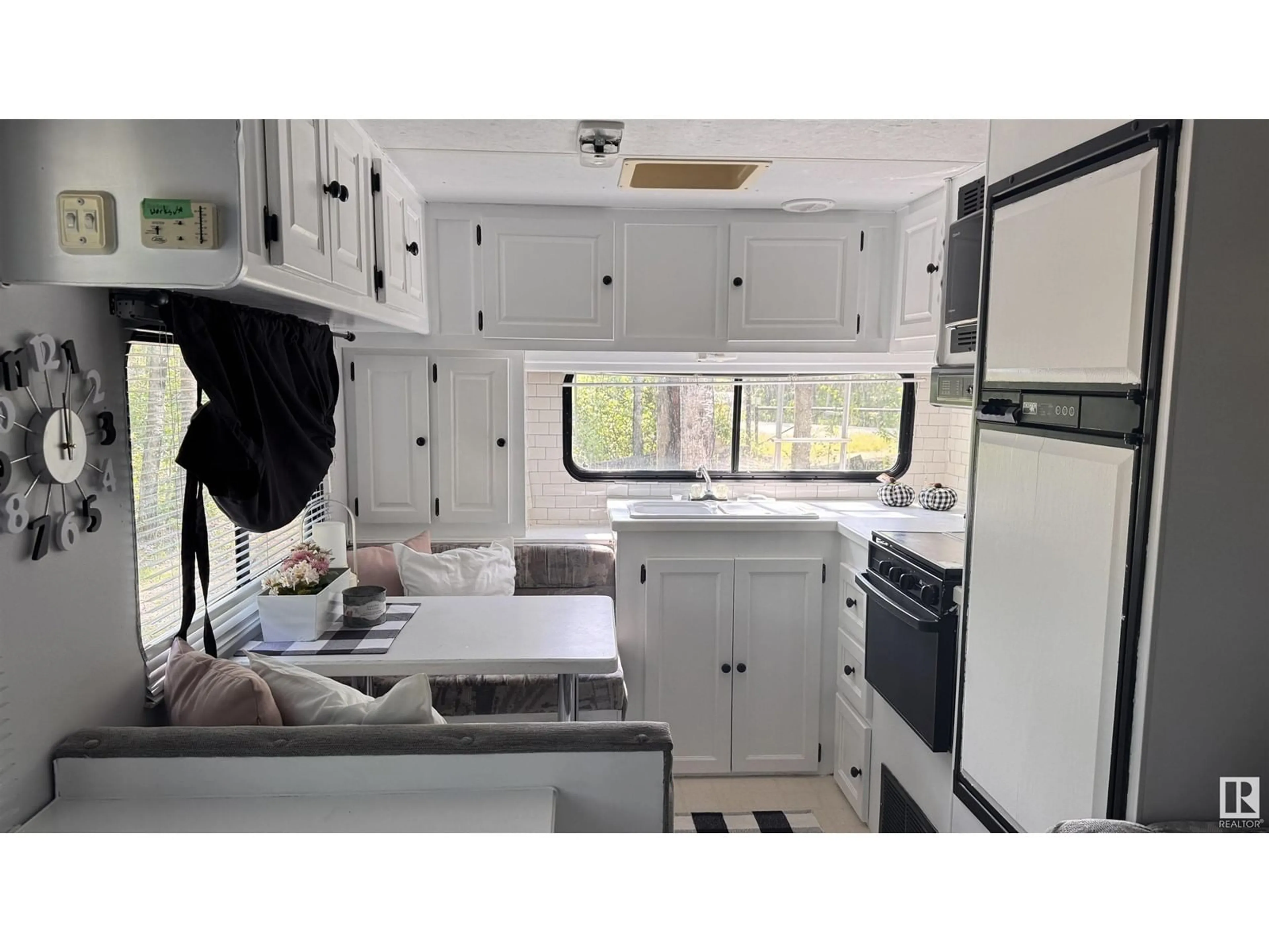 Standard kitchen, unknown for 834 11013 HWY 28, Rural St. Paul County Alberta T0A0C0