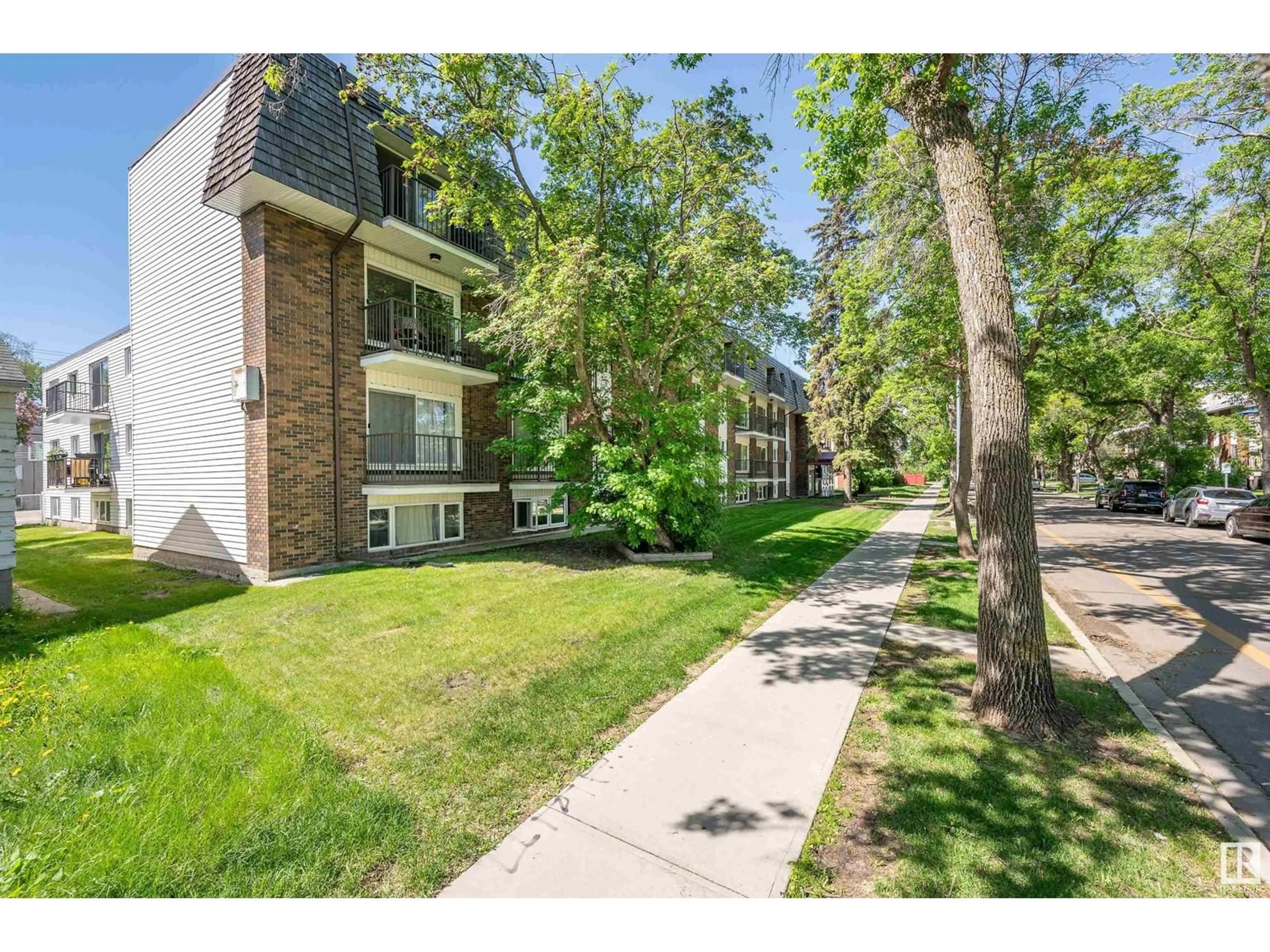Patio, street for #105 - 10735 81 AV, Edmonton Alberta T6E1Y2