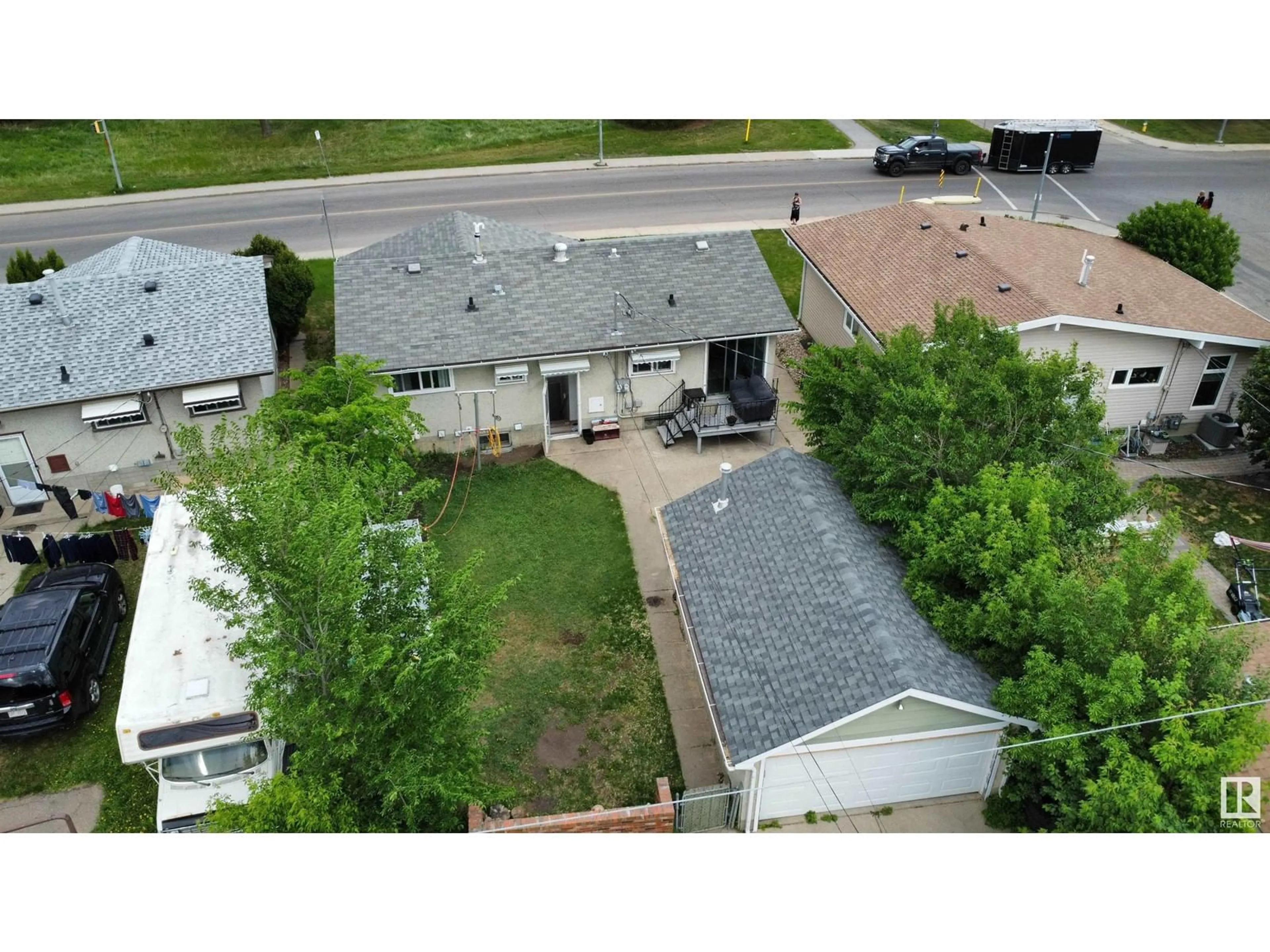A pic from outside/outdoor area/front of a property/back of a property/a pic from drone, street for 13408 90 ST, Edmonton Alberta T5E3M8