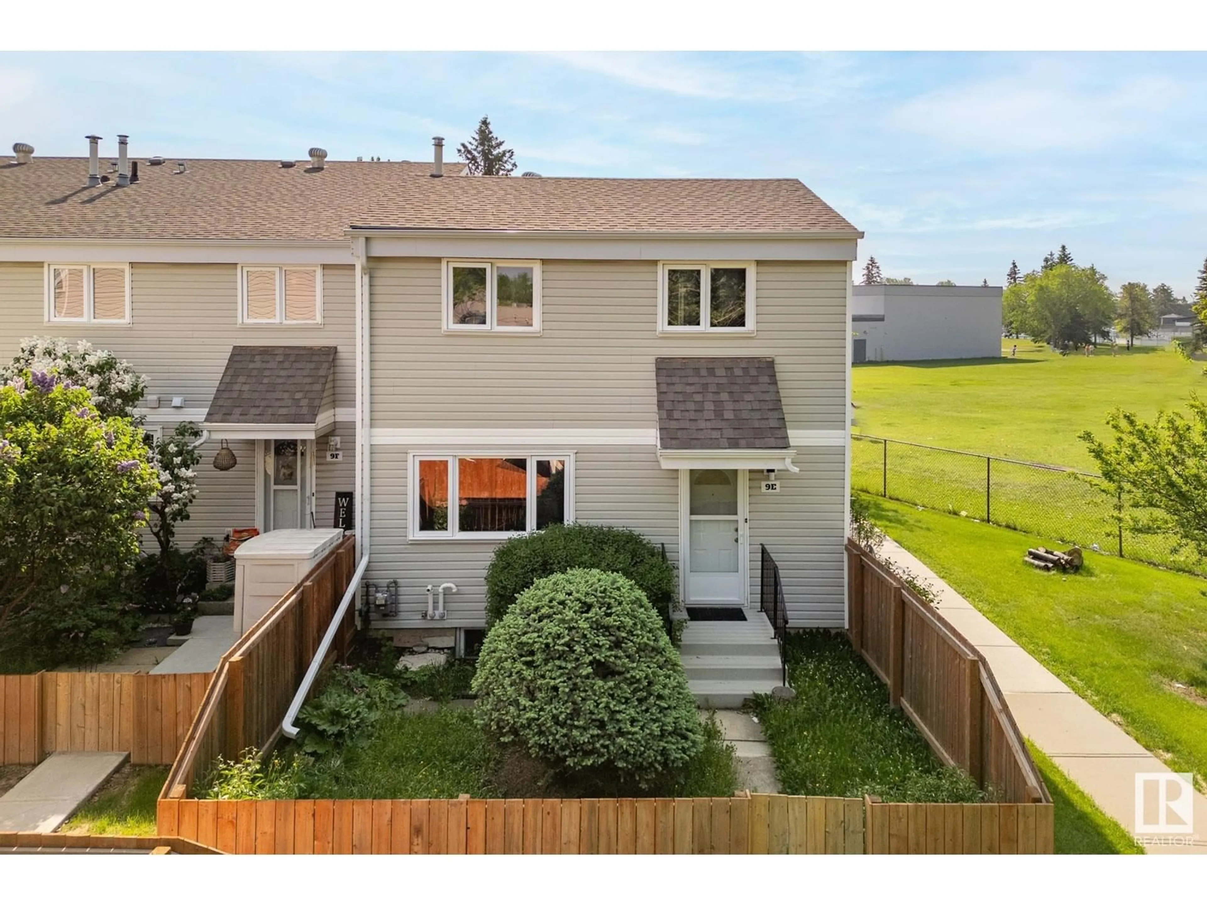 A pic from outside/outdoor area/front of a property/back of a property/a pic from drone, street for 9E CASTLE TC, Edmonton Alberta T5X2E6