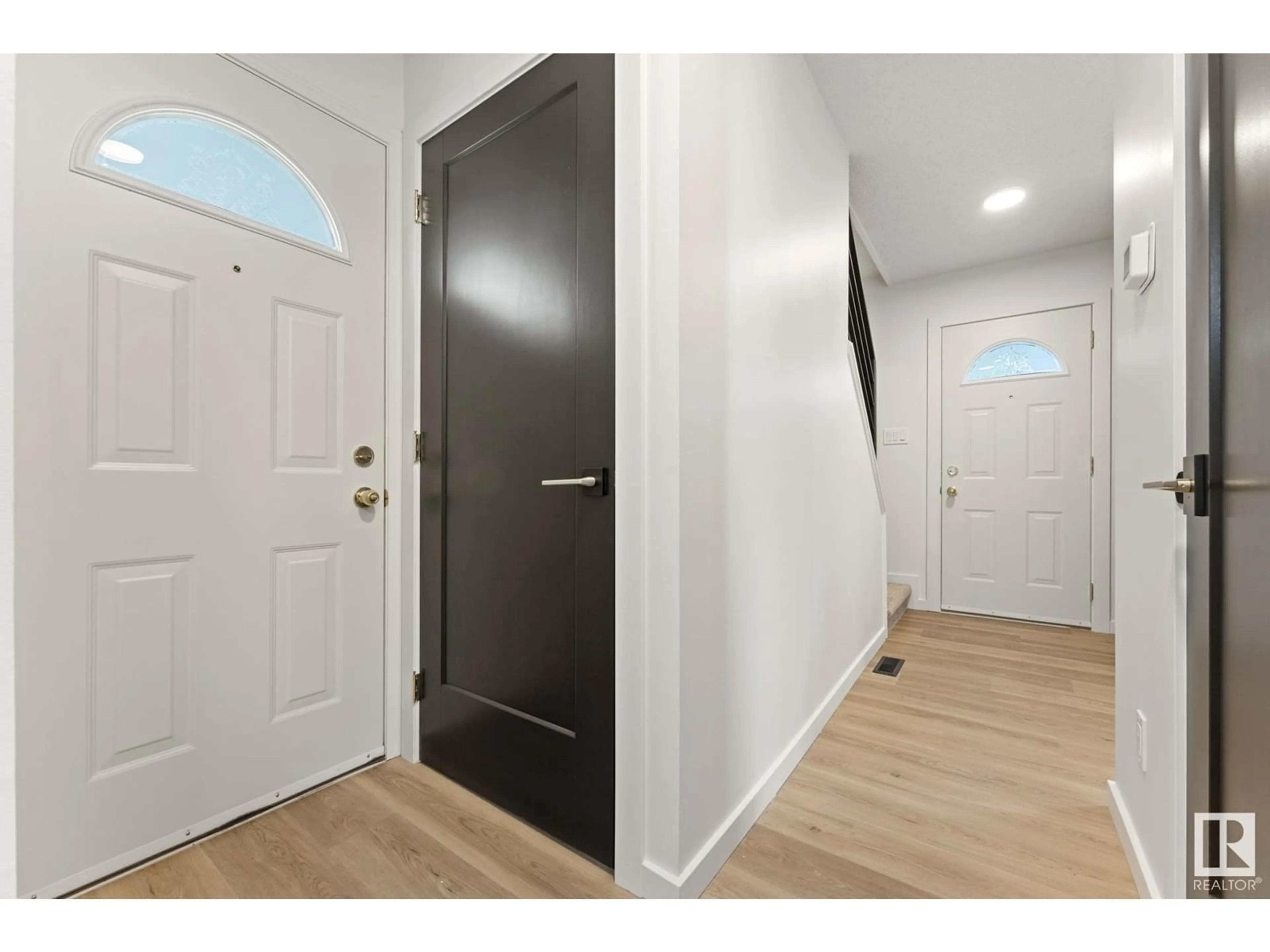 Indoor entryway for 9E CASTLE TC, Edmonton Alberta T5X2E6