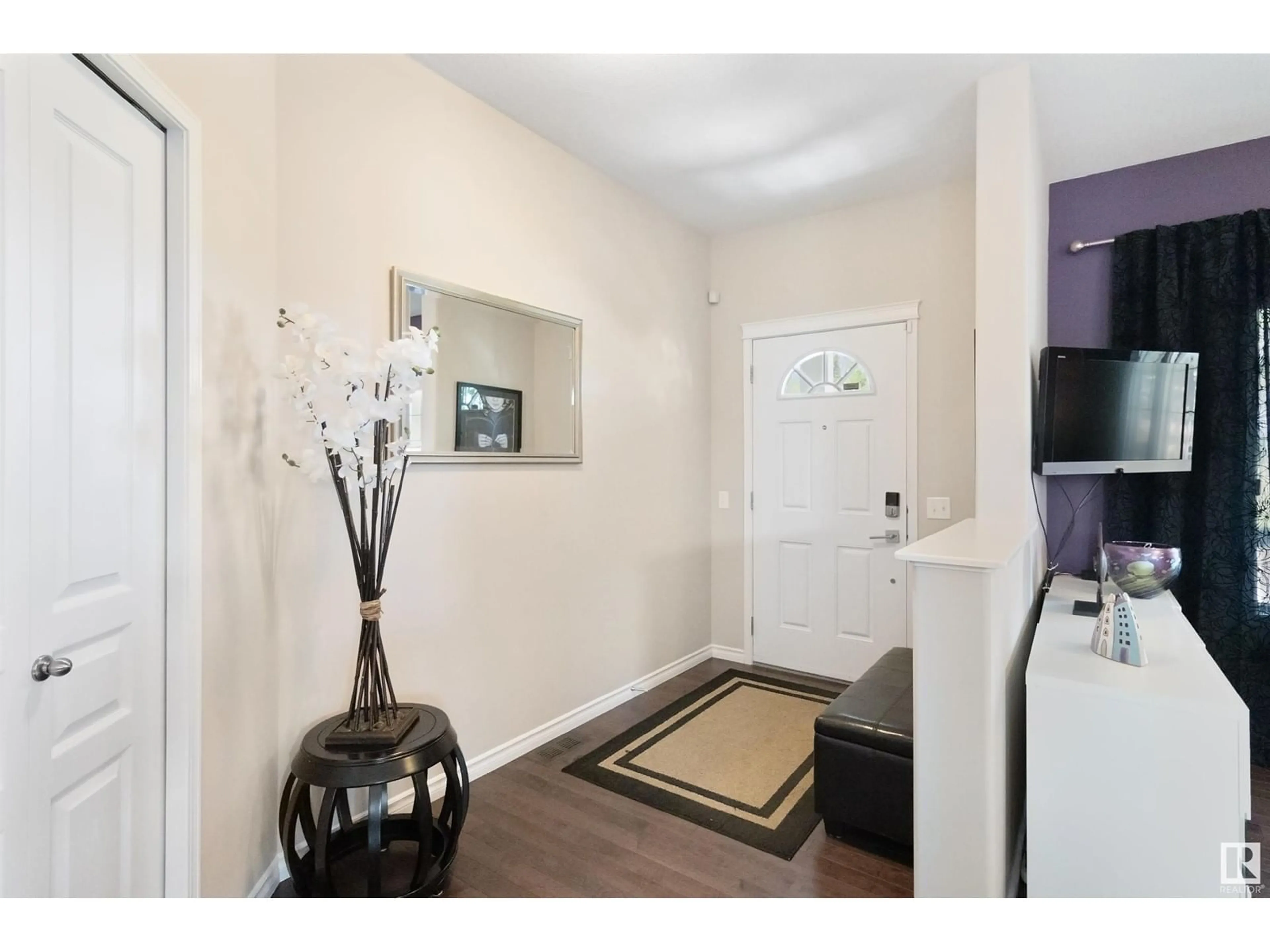 Indoor entryway for 392 HEMINGWAY RD, Edmonton Alberta T6M0J8