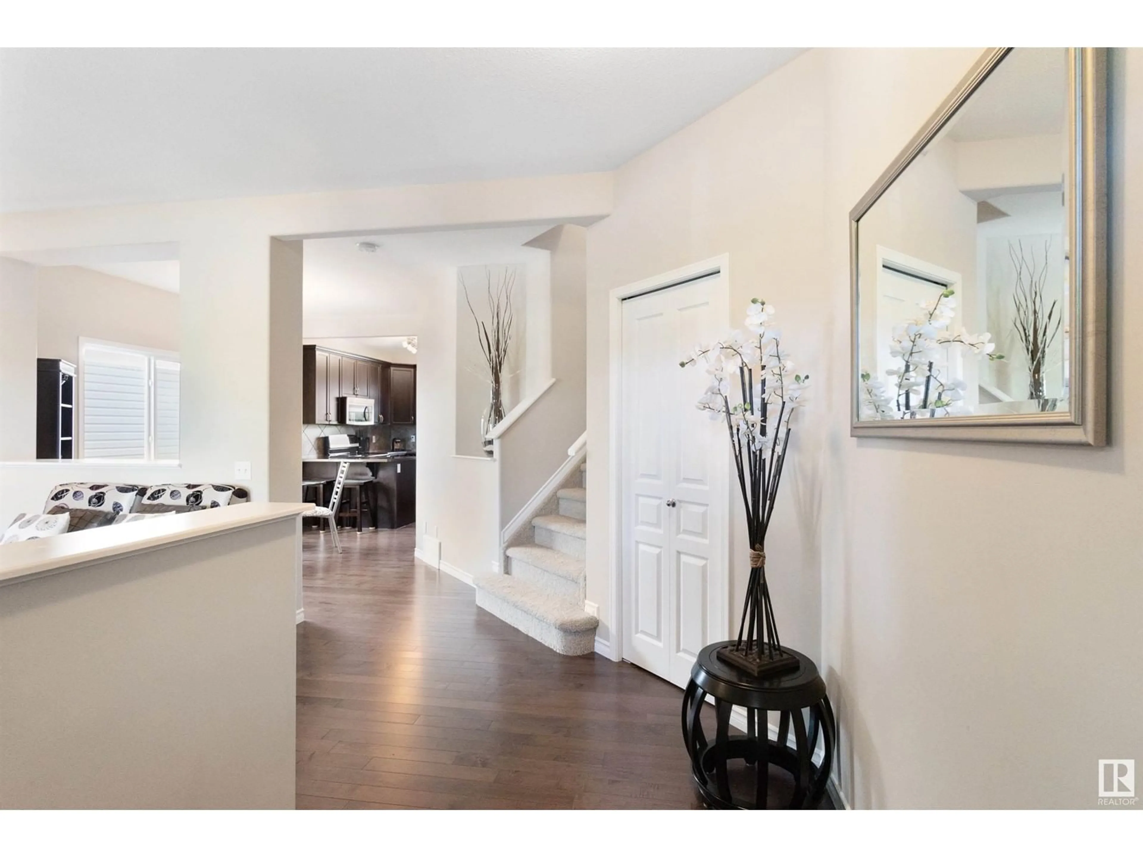 Indoor entryway for 392 HEMINGWAY RD, Edmonton Alberta T6M0J8