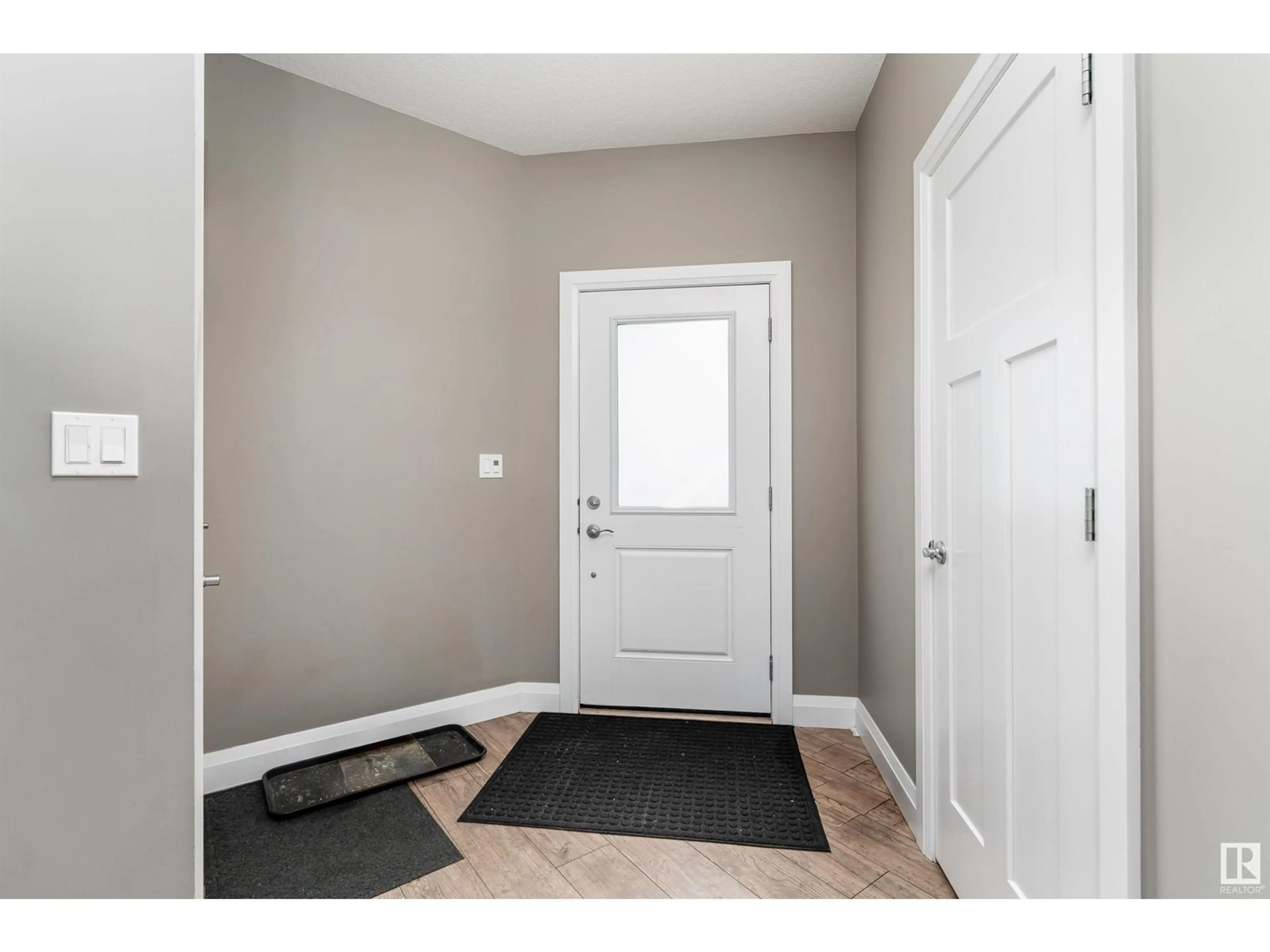 Indoor entryway for SW - 8438 CUSHING CO, Edmonton Alberta T6W3L3