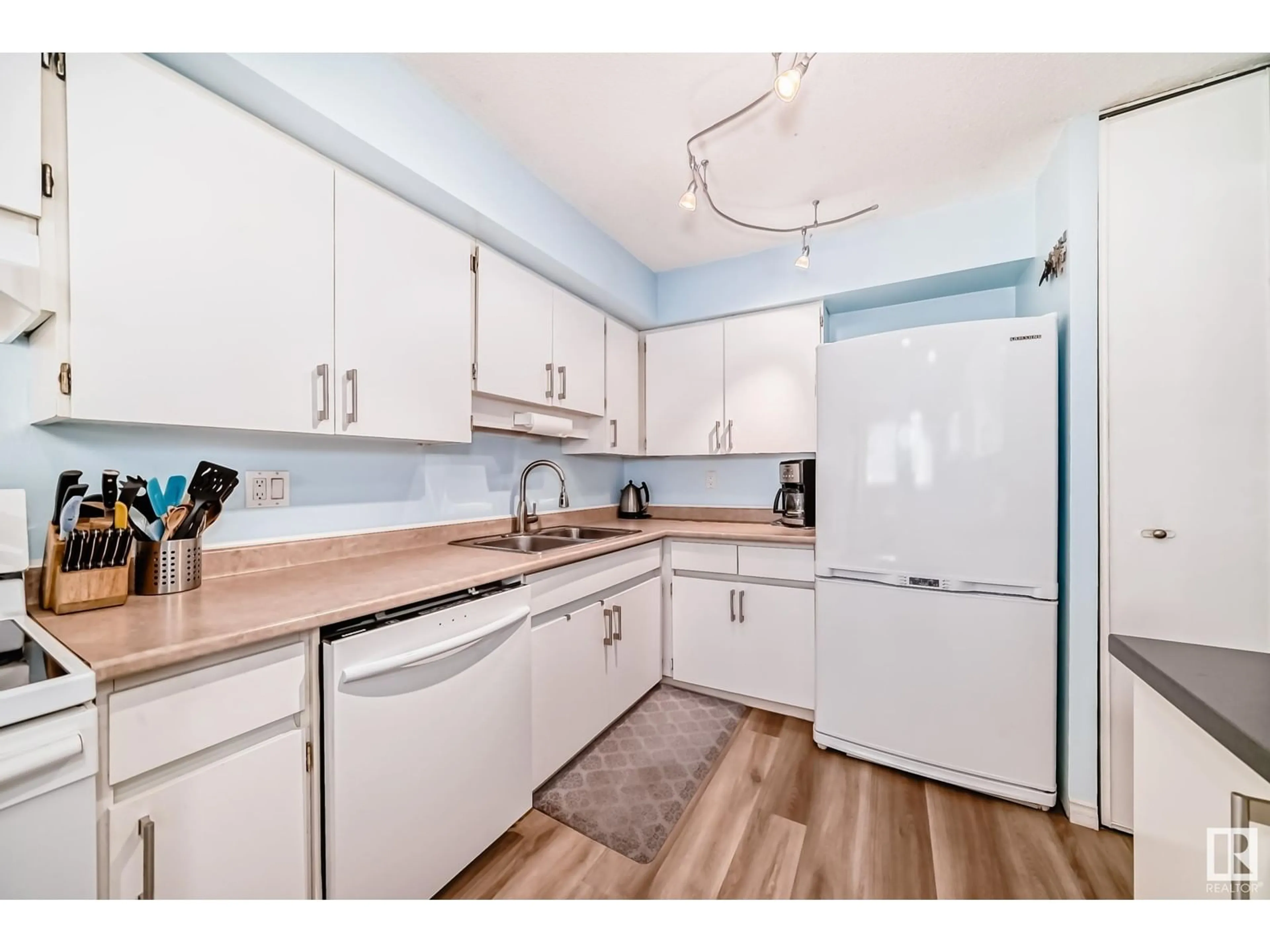 Standard kitchen, unknown for NW - 13049 34 ST, Edmonton Alberta T5A3K3