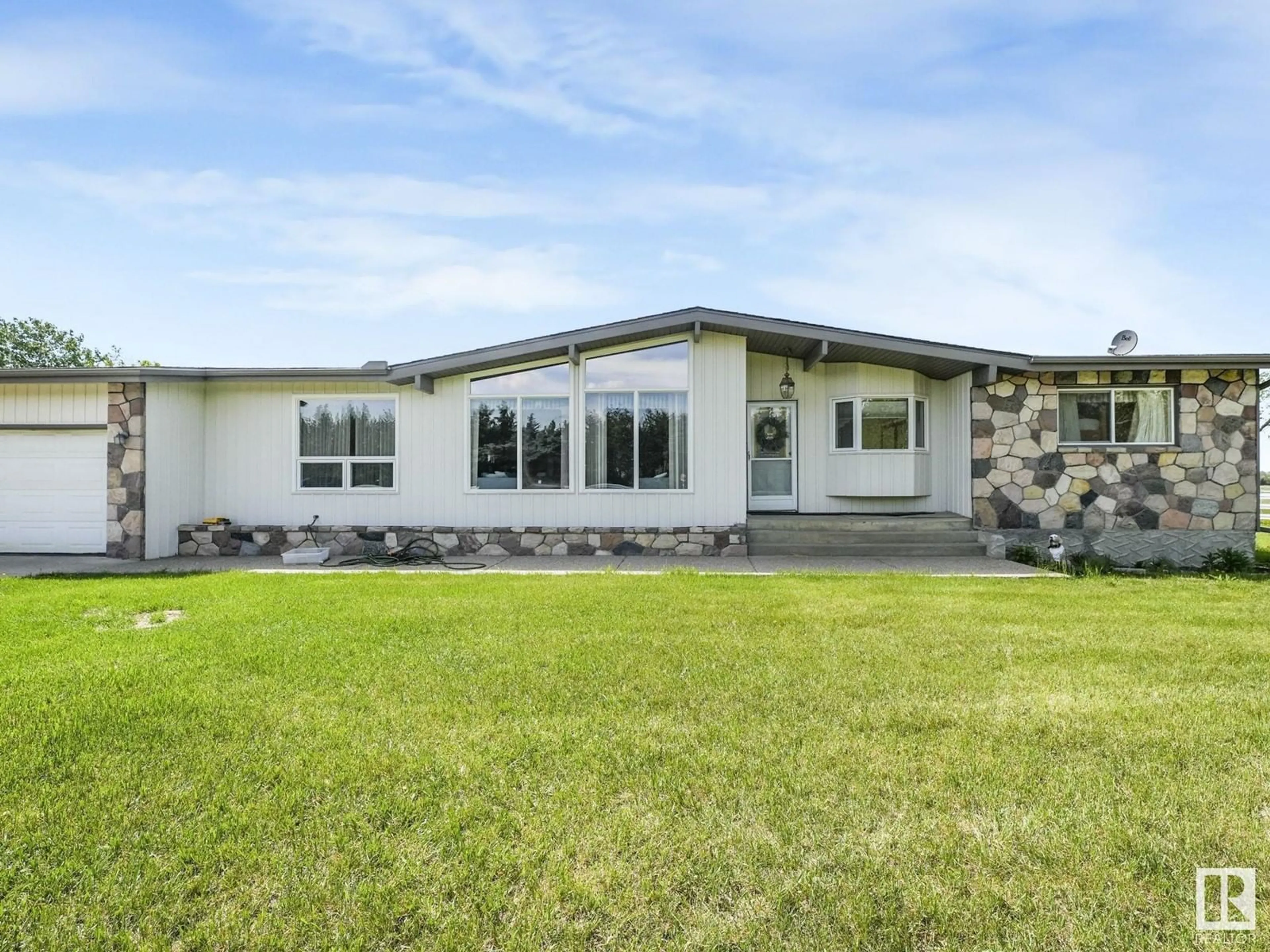 Home with vinyl exterior material, building for 54320 HWY 2, St. Albert Alberta T8T1T1