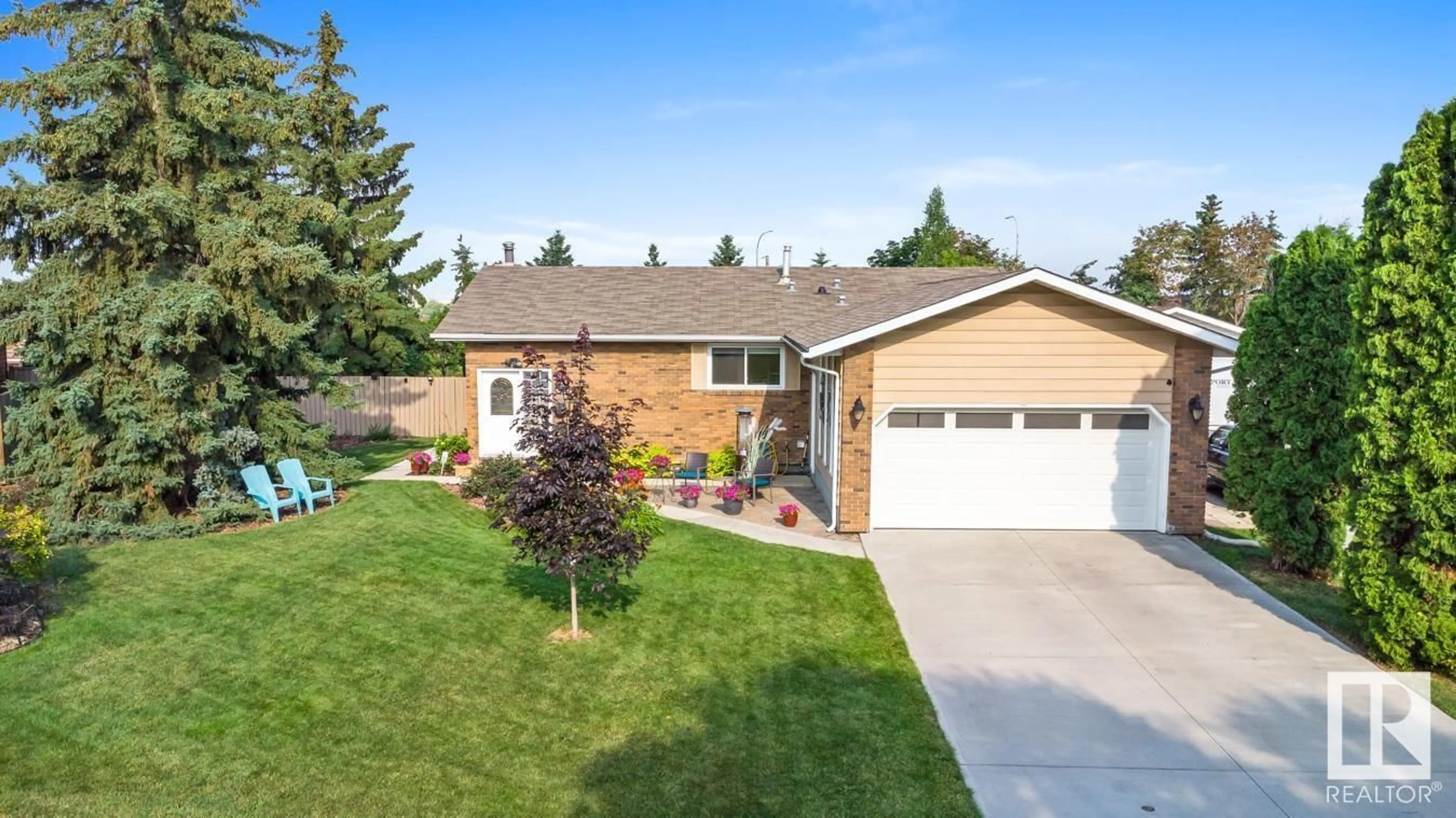 Home with vinyl exterior material, street for 36 MARKHAM CR, Sherwood Park Alberta T8A3T3
