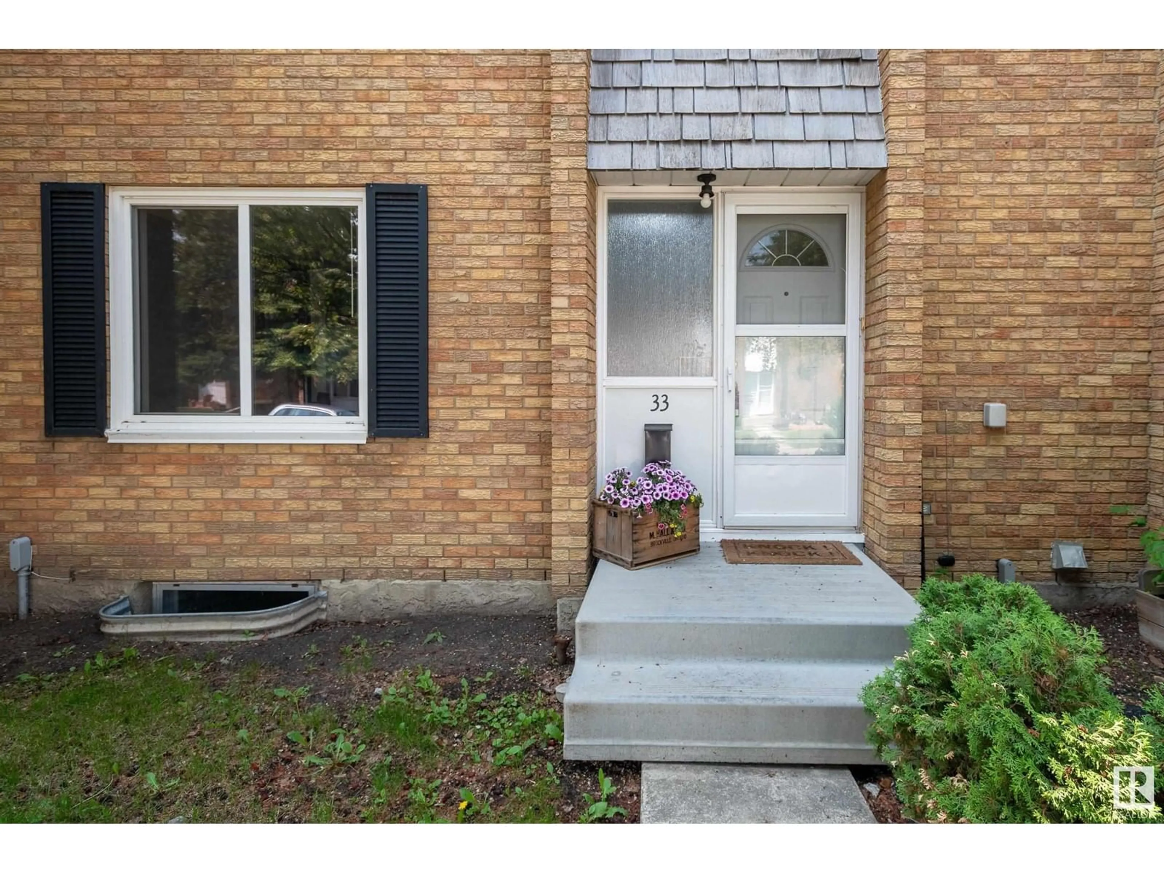Indoor entryway for 33 RIDGEWOOD TC, St. Albert Alberta T8N0E9