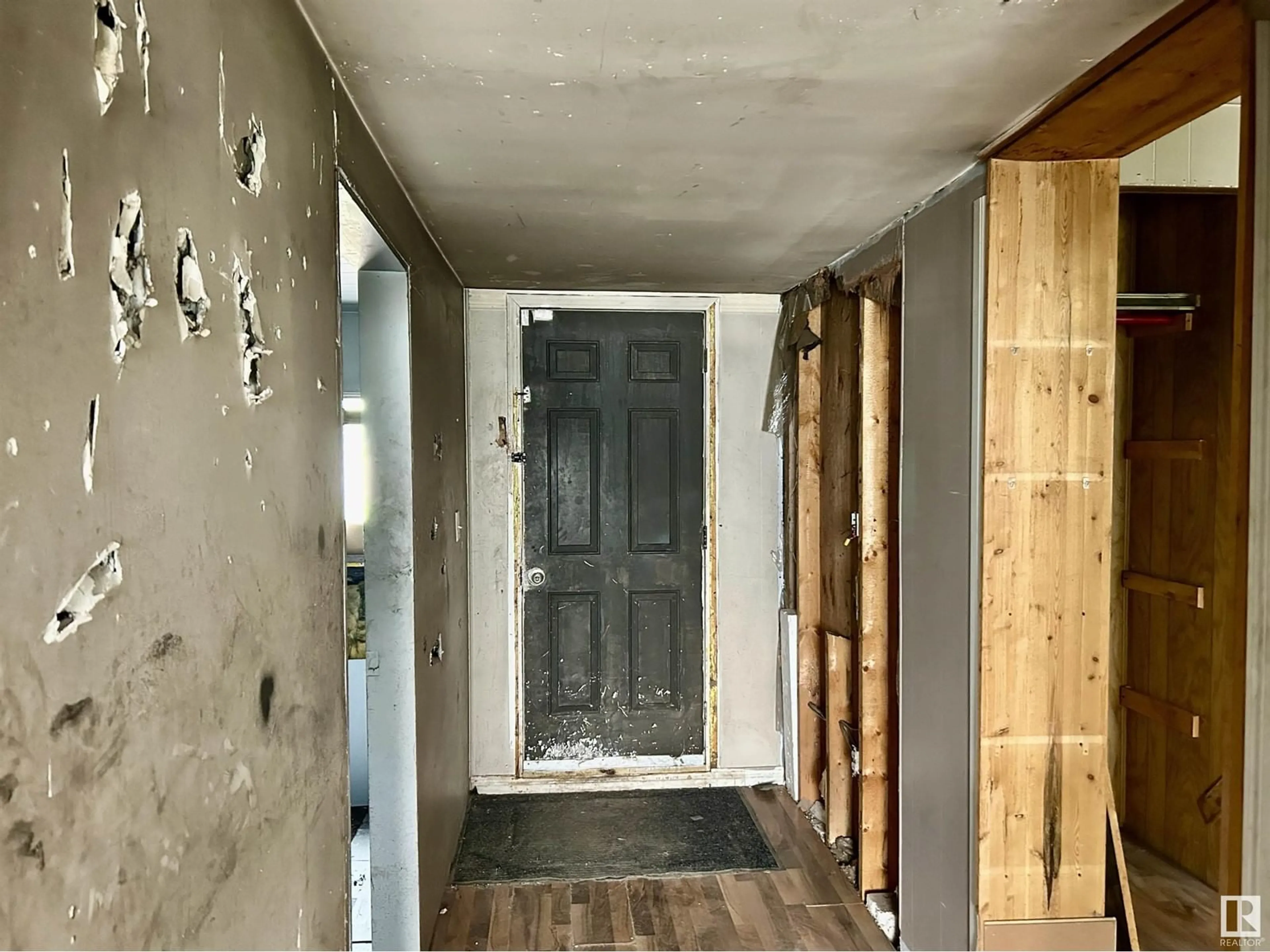 Indoor entryway for 5302 54 AV, St. Paul Town Alberta T0A3A1