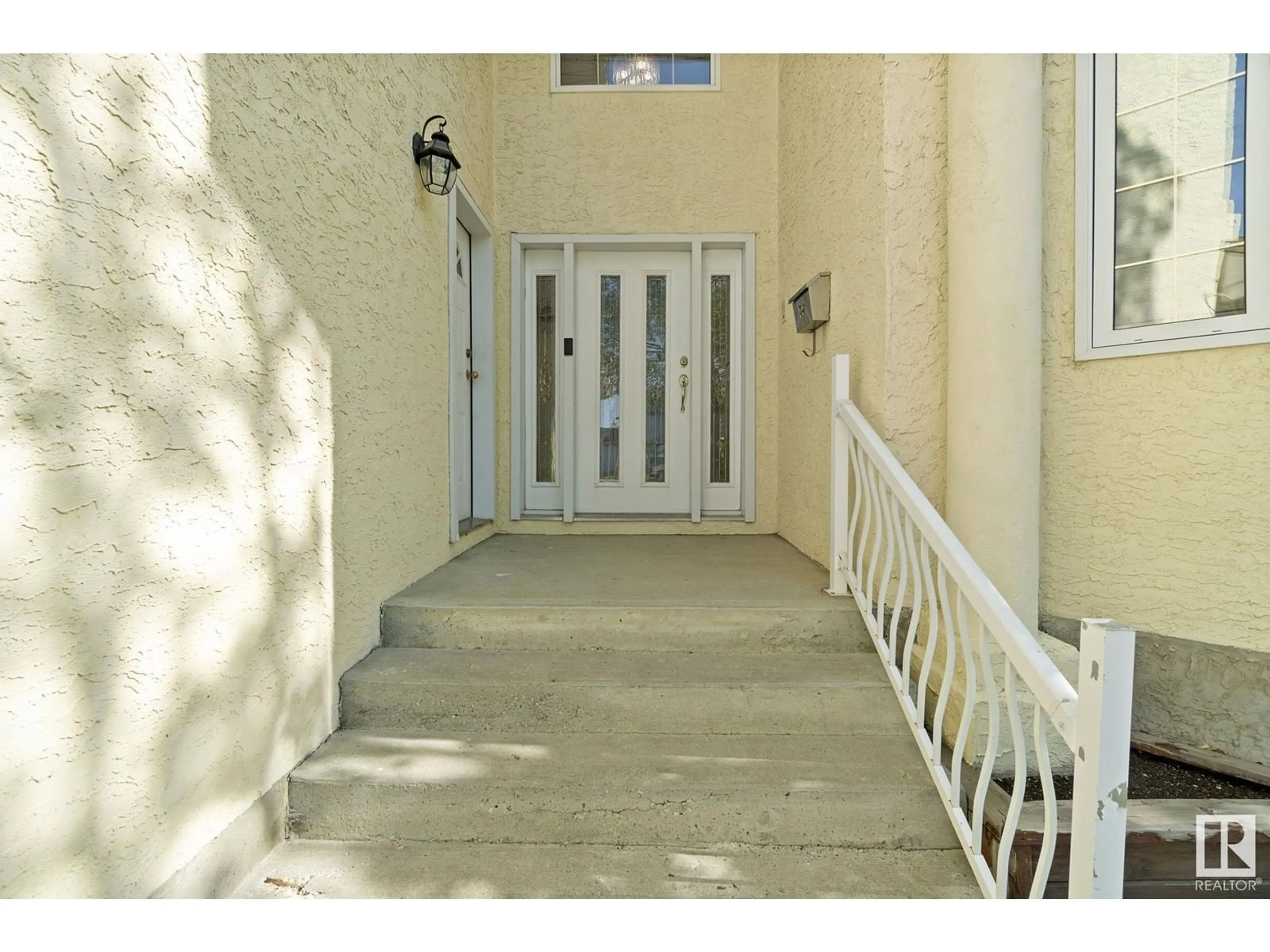 Indoor entryway for 3676 30 ST, Edmonton Alberta T6T1K3