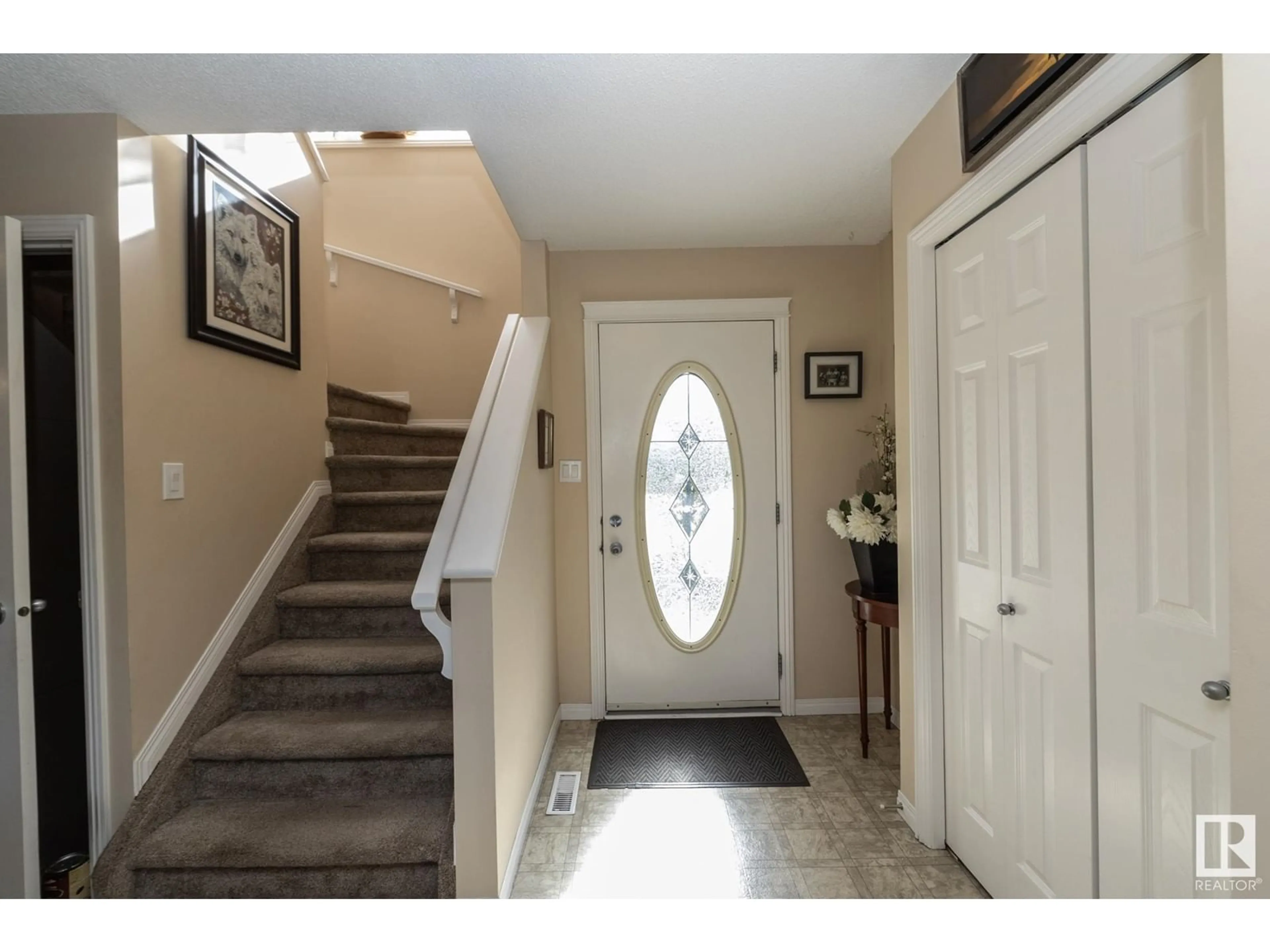 Indoor entryway for 704 87 ST, Edmonton Alberta T6X1G5