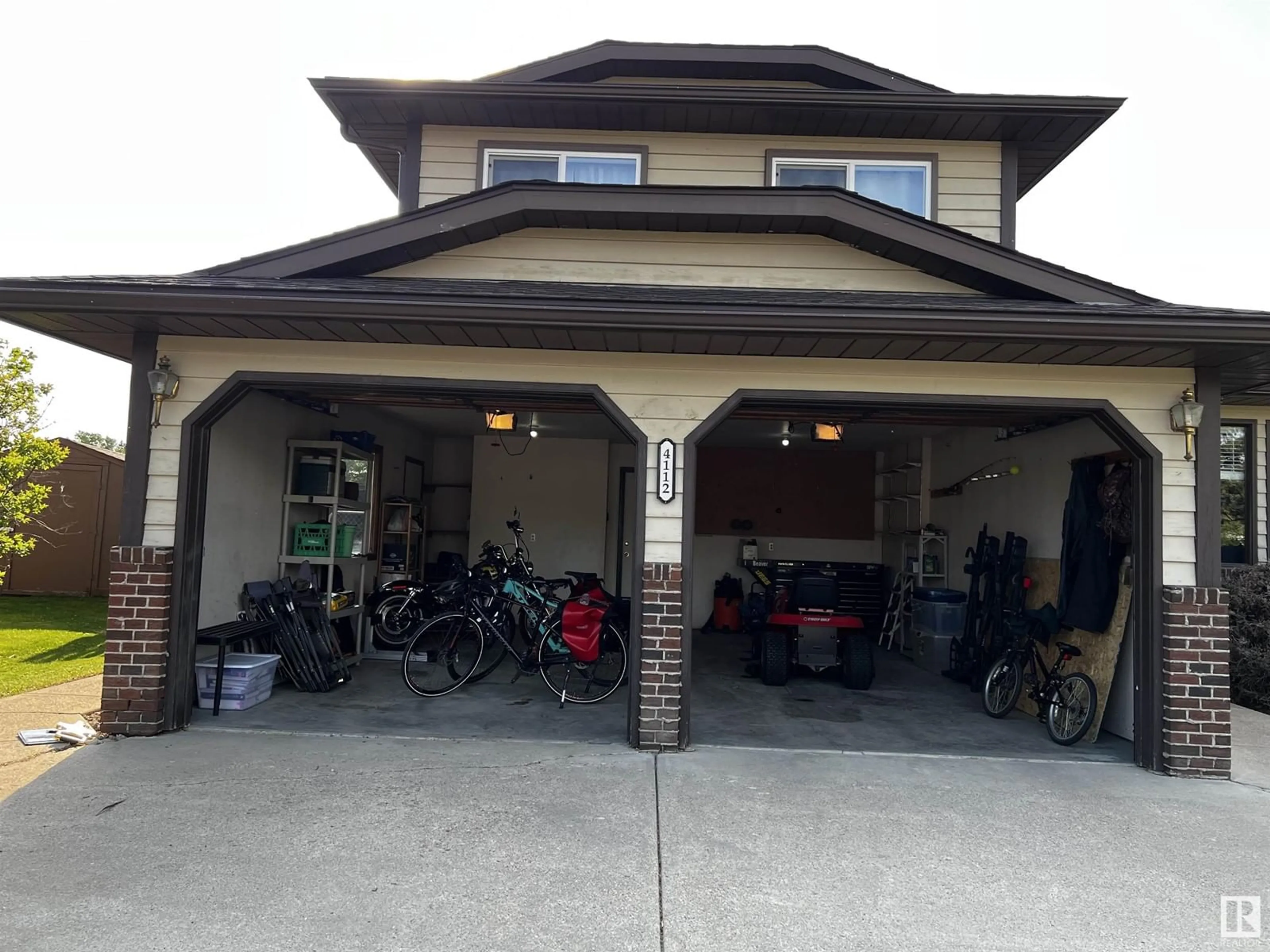 Indoor garage for 4112 49 AVE, Drayton Valley Alberta T7A1E6