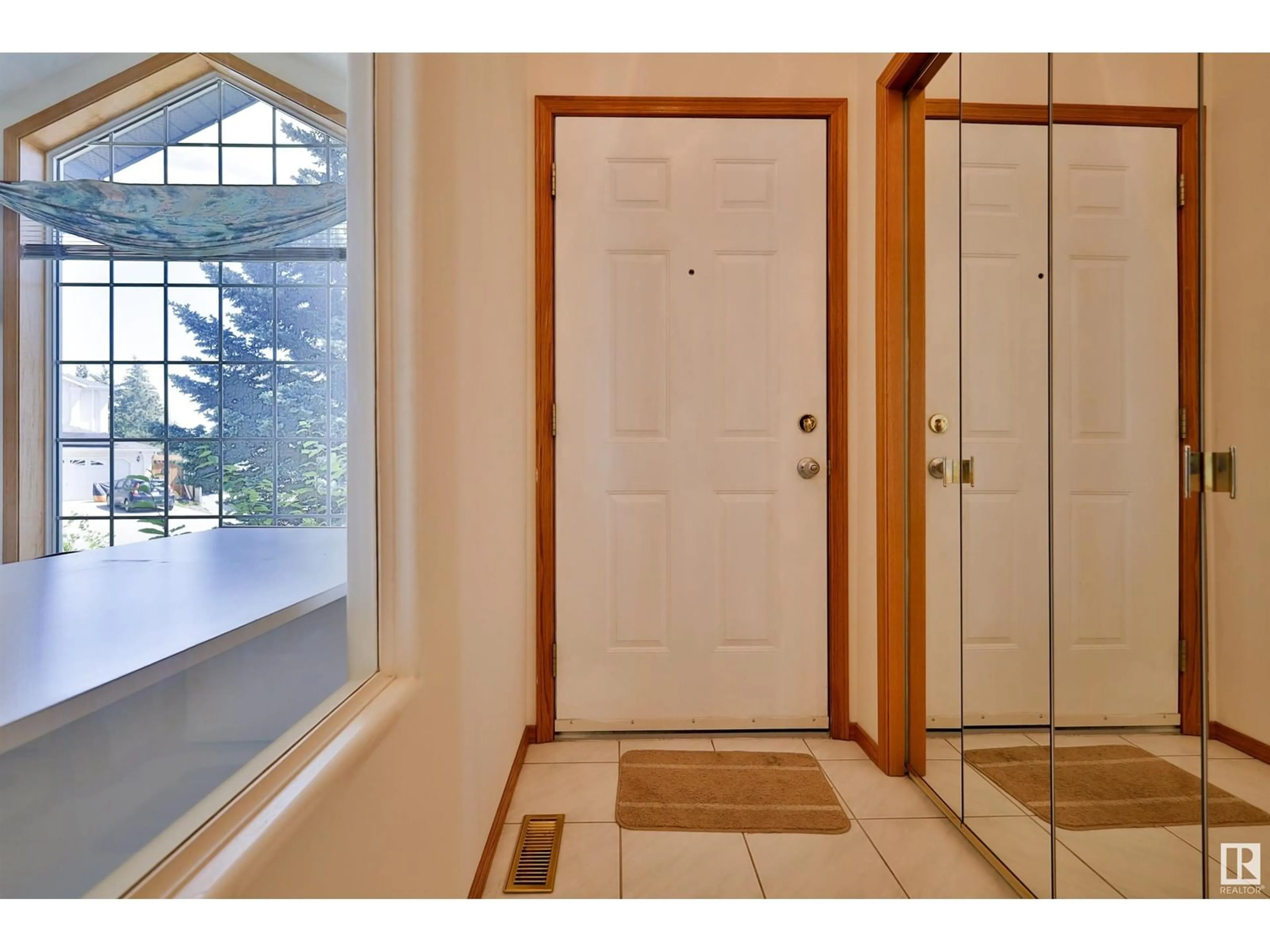 Indoor entryway for 861 RYAN PL, Edmonton Alberta T6R2N1