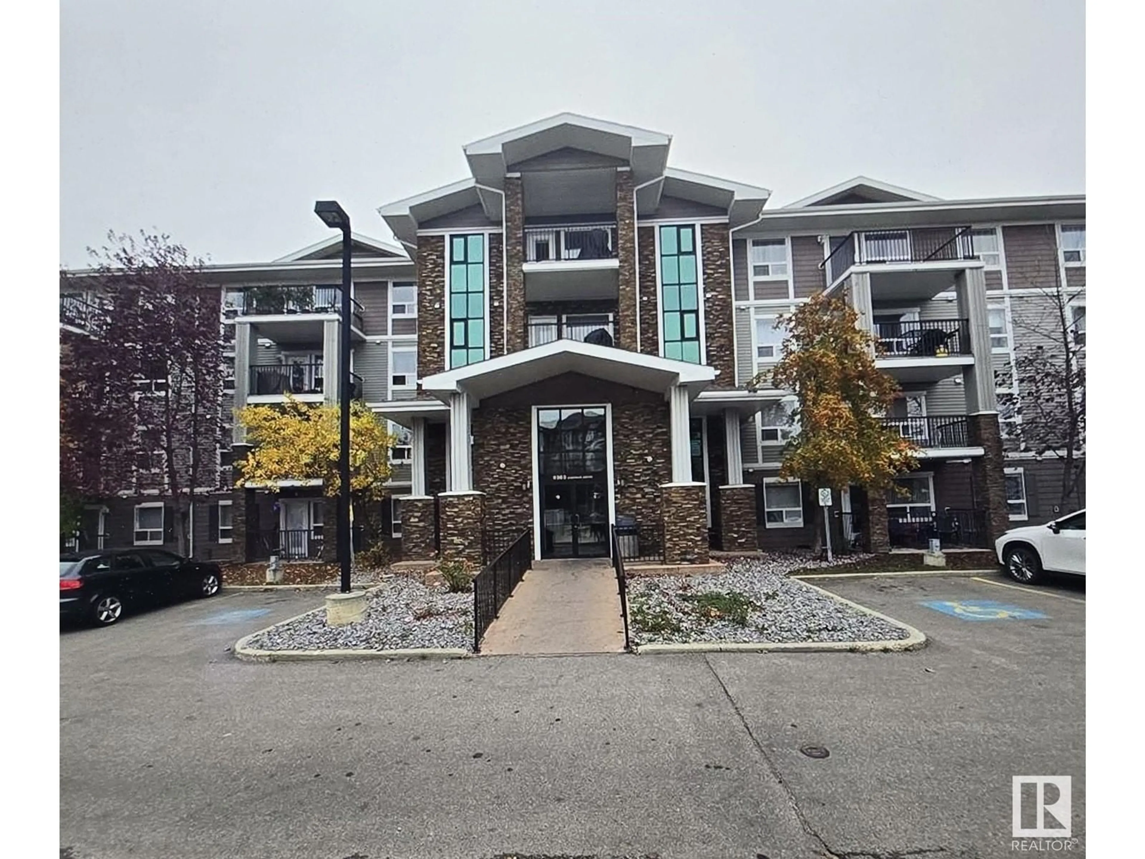 Indoor foyer for 9363 - 1132 SIMPSON DR, Edmonton Alberta T6R0N2
