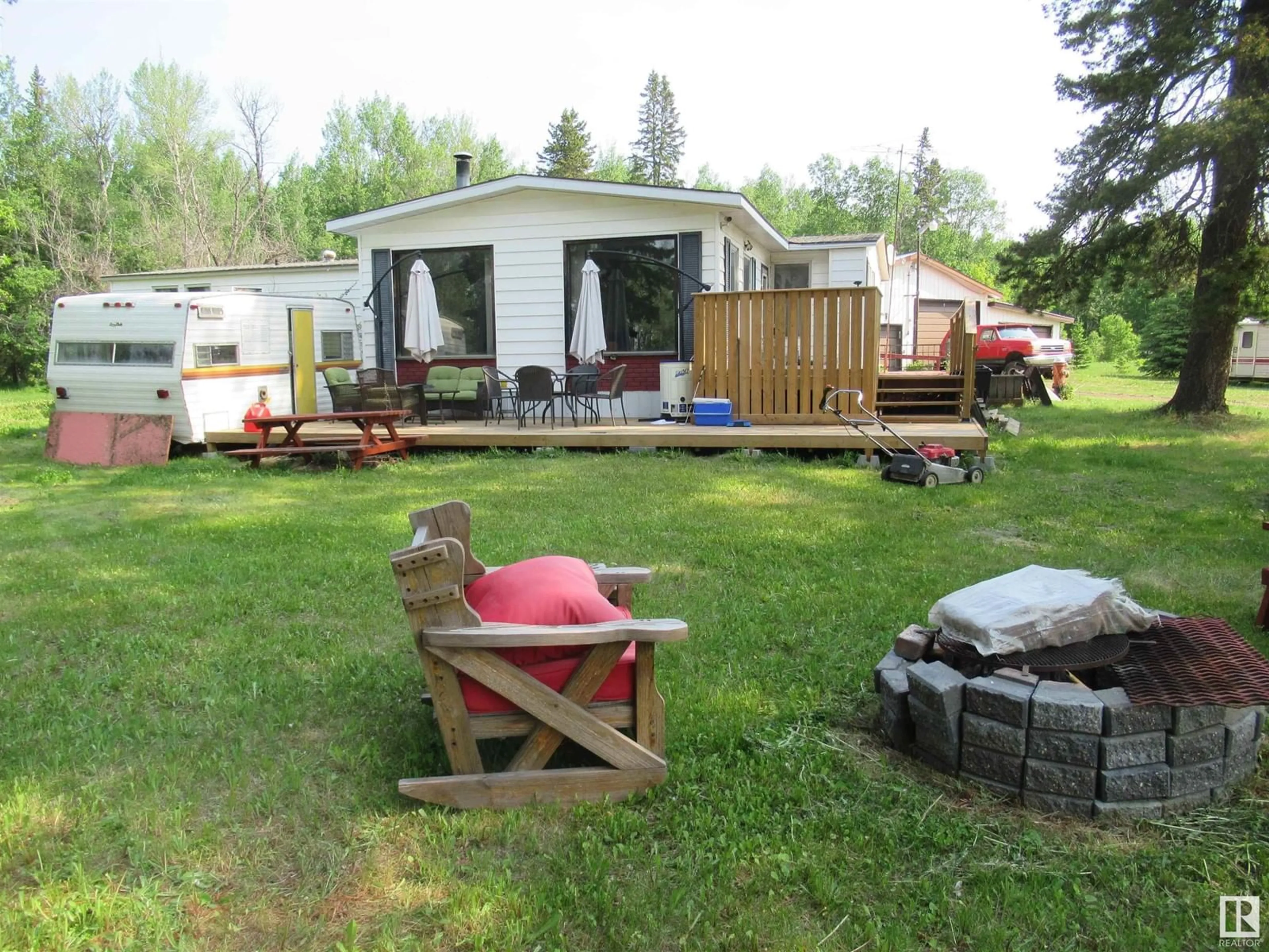 Patio, unknown for 3902 SCOTT AV, Rural Wetaskiwin County Alberta T0C2C0