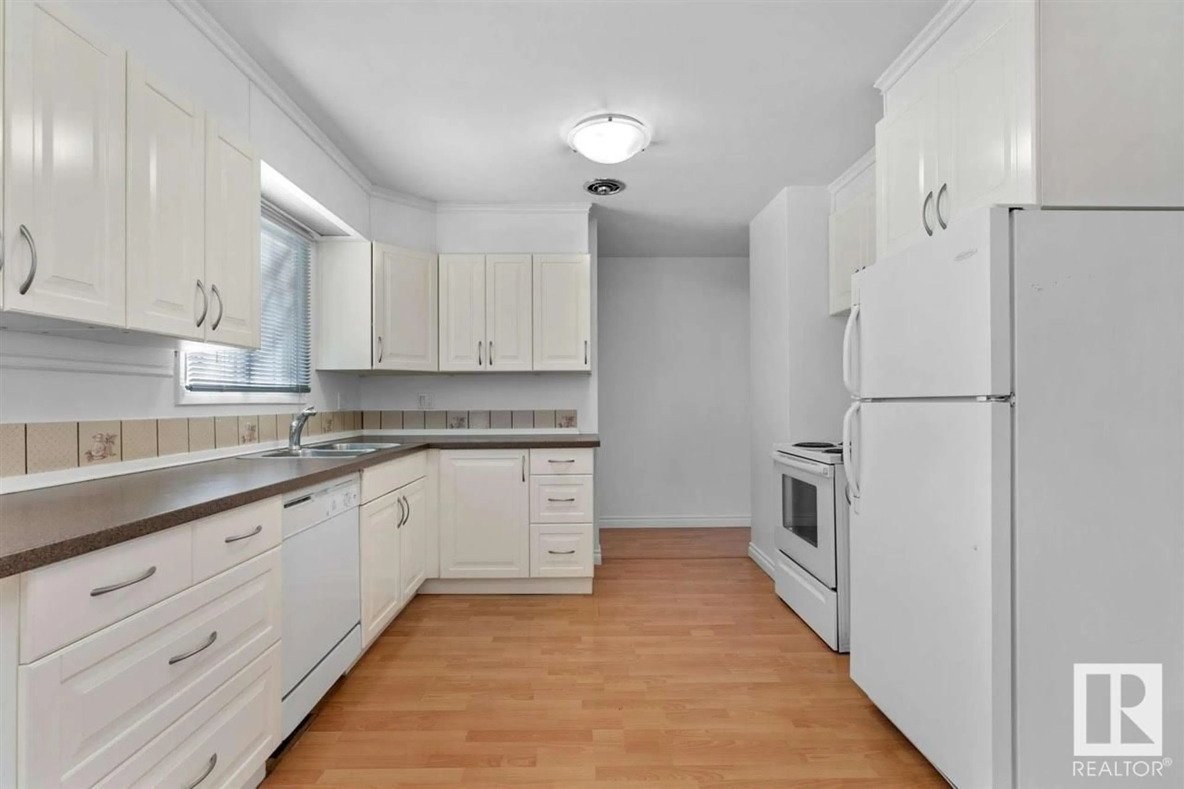 Standard kitchen, unknown for 9639 64 AV, Edmonton Alberta T6E0J2
