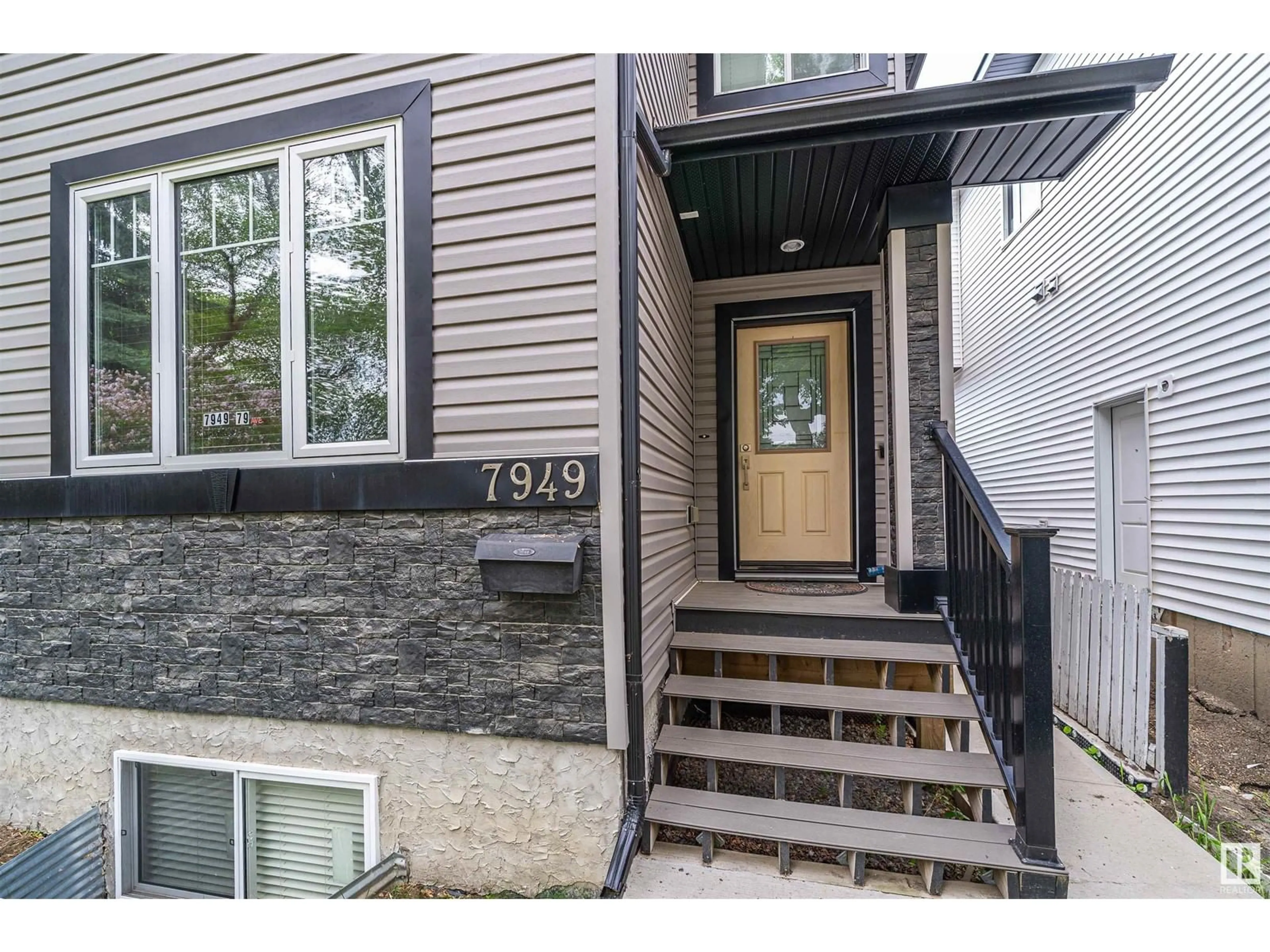 Indoor entryway for 7949 79 AV, Edmonton Alberta T6C0P7