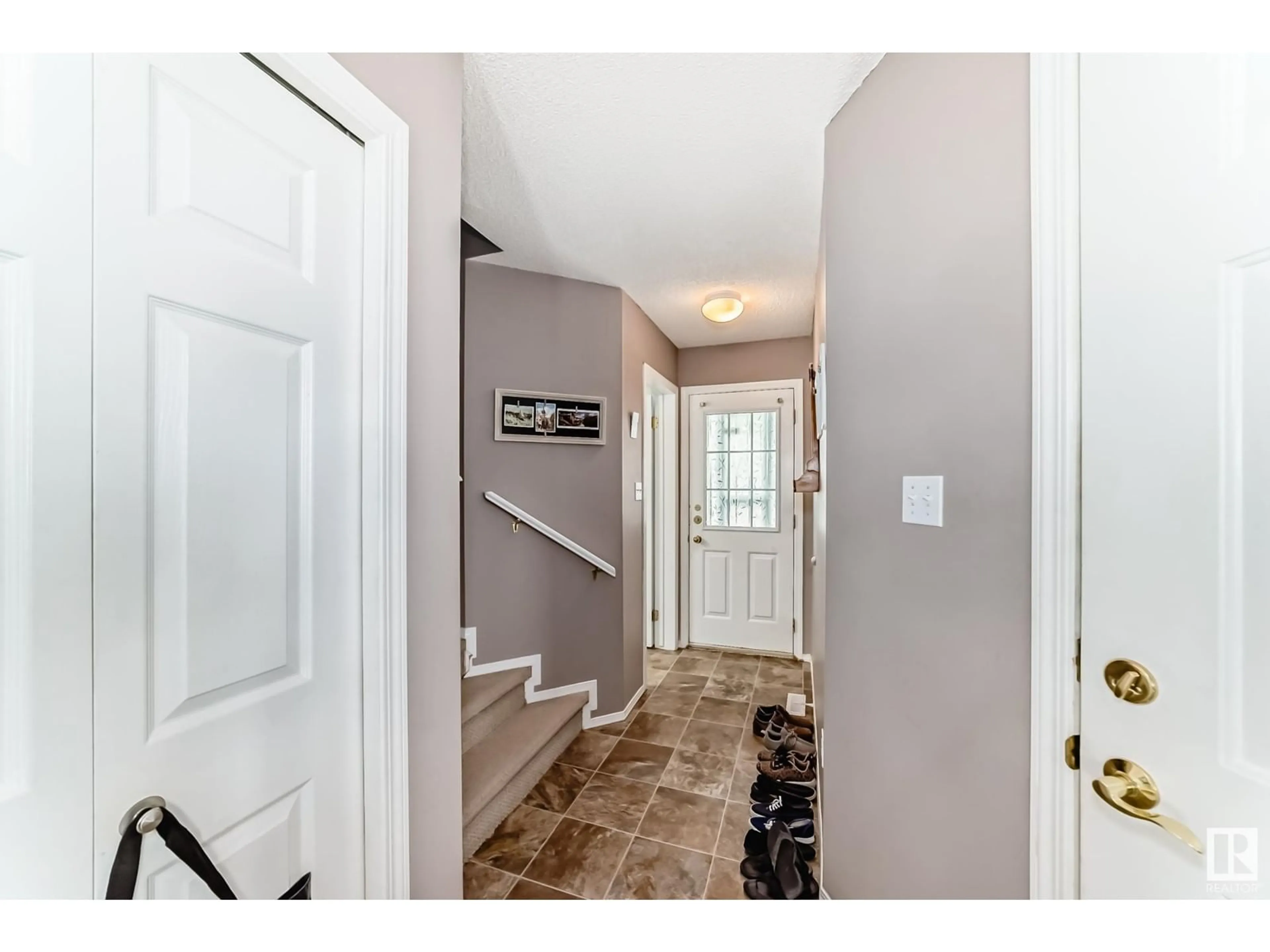 Indoor entryway for 501 - 53 YOUVILLE E, Edmonton Alberta T6L6T8