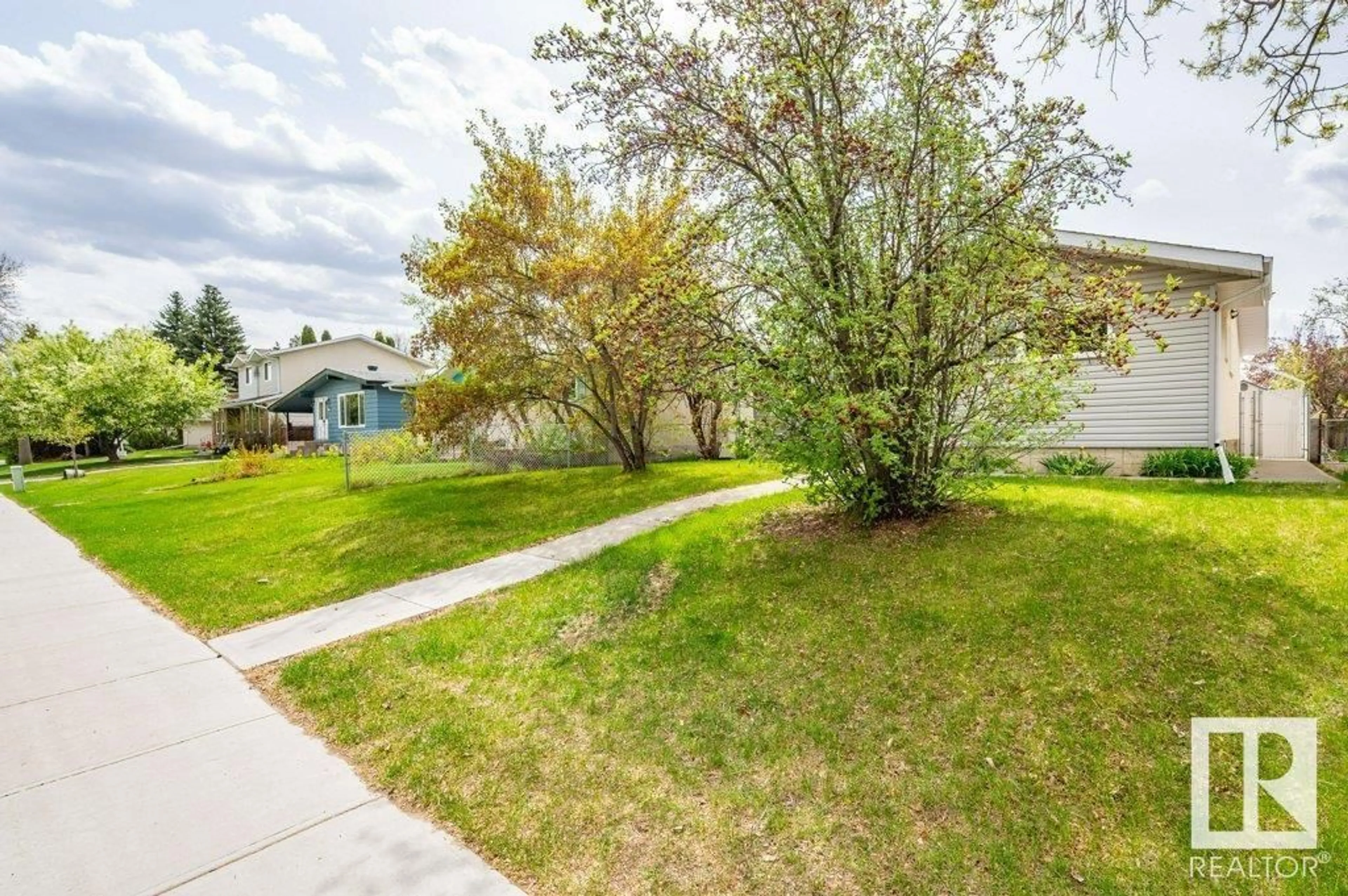 Patio, street for 16 CHIPPAWA RD, Leduc Alberta T9E4M8