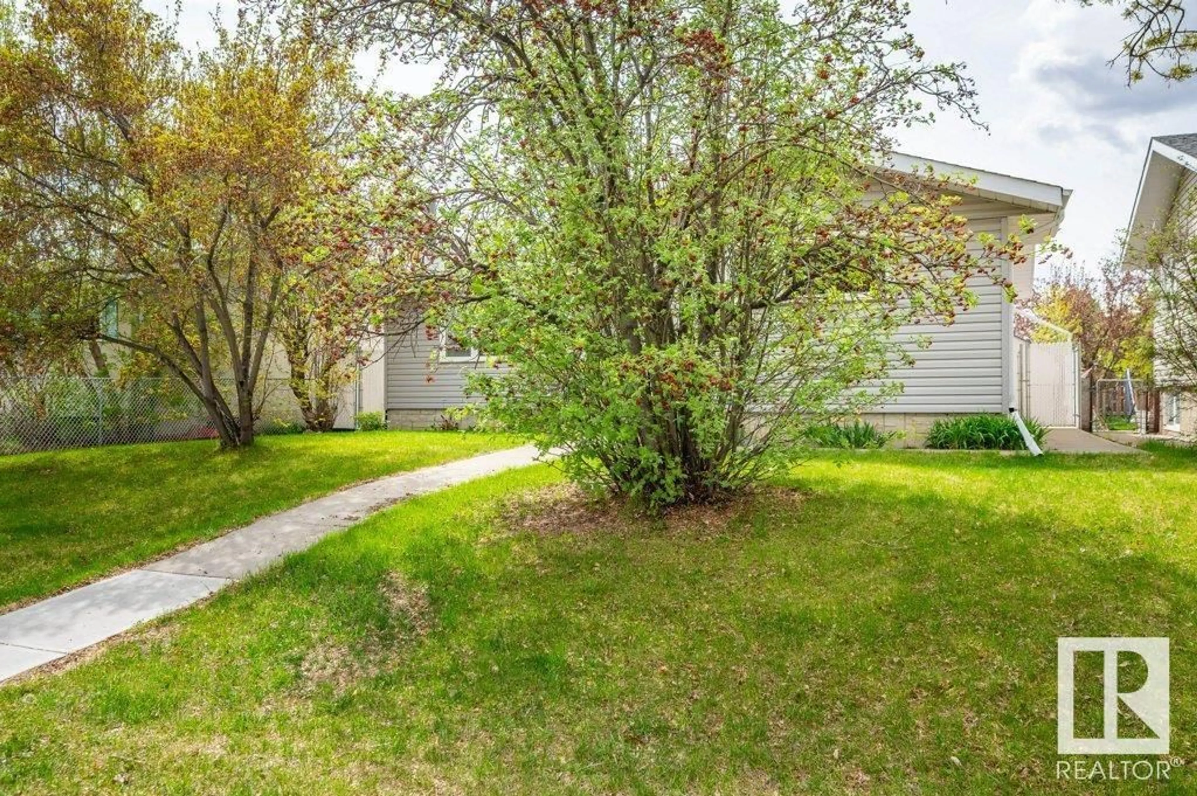 Patio, street for 16 CHIPPAWA RD, Leduc Alberta T9E4M8