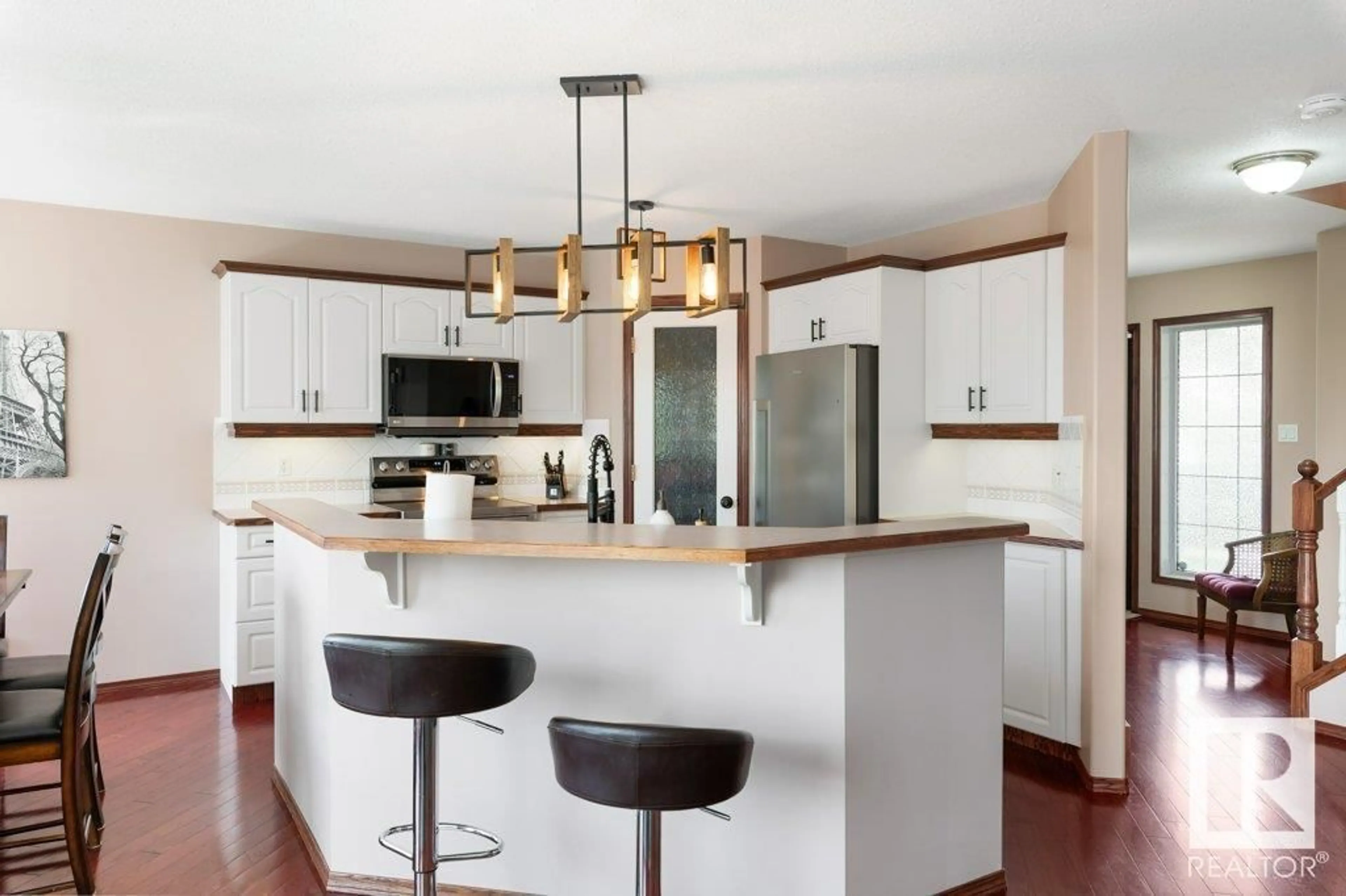 Contemporary kitchen, wood/laminate floor for 9 HAYDEN PL, St. Albert Alberta T8N6V1