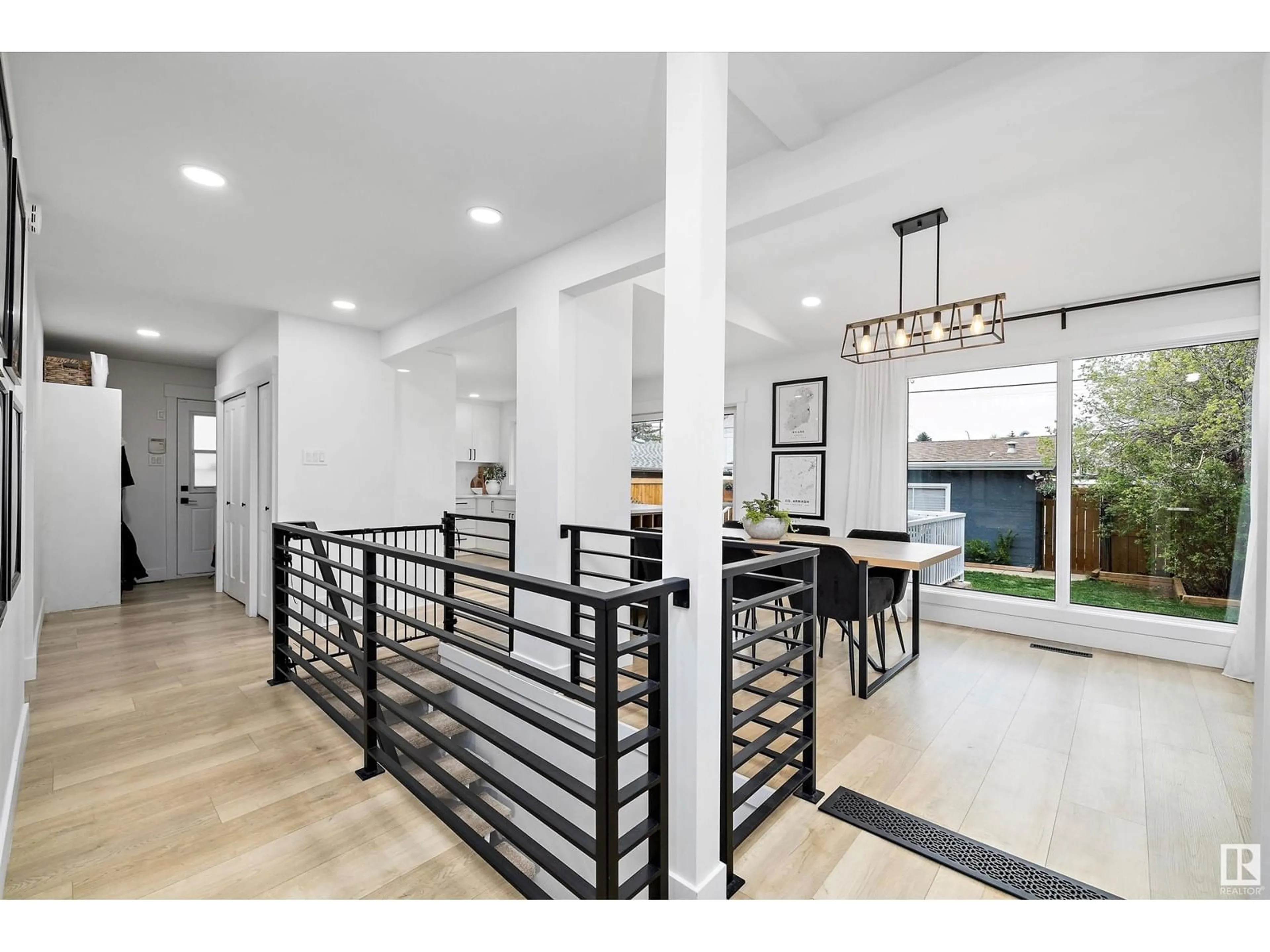 Indoor entryway for 6916 97 AV, Edmonton Alberta T6B1C7
