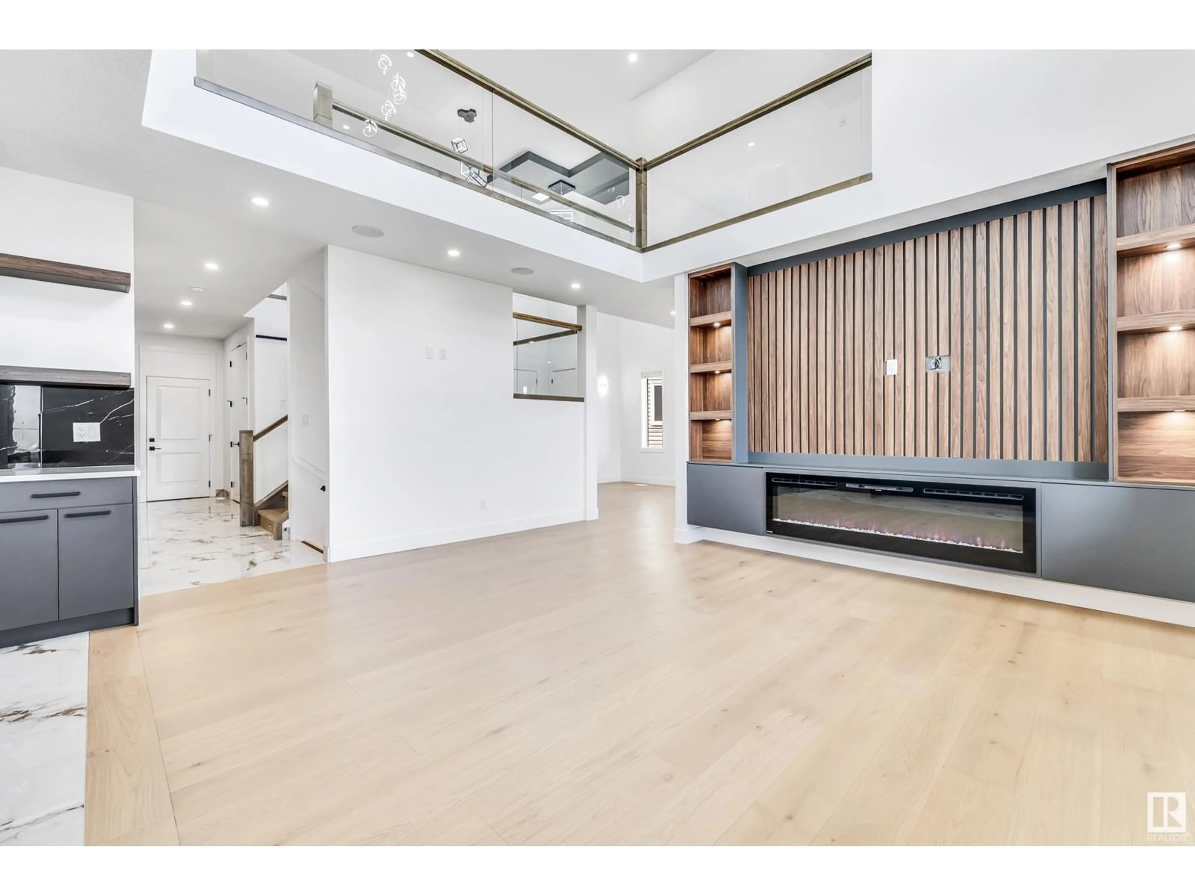Indoor foyer for 15003 10 ST, Edmonton Alberta T5Y4C8