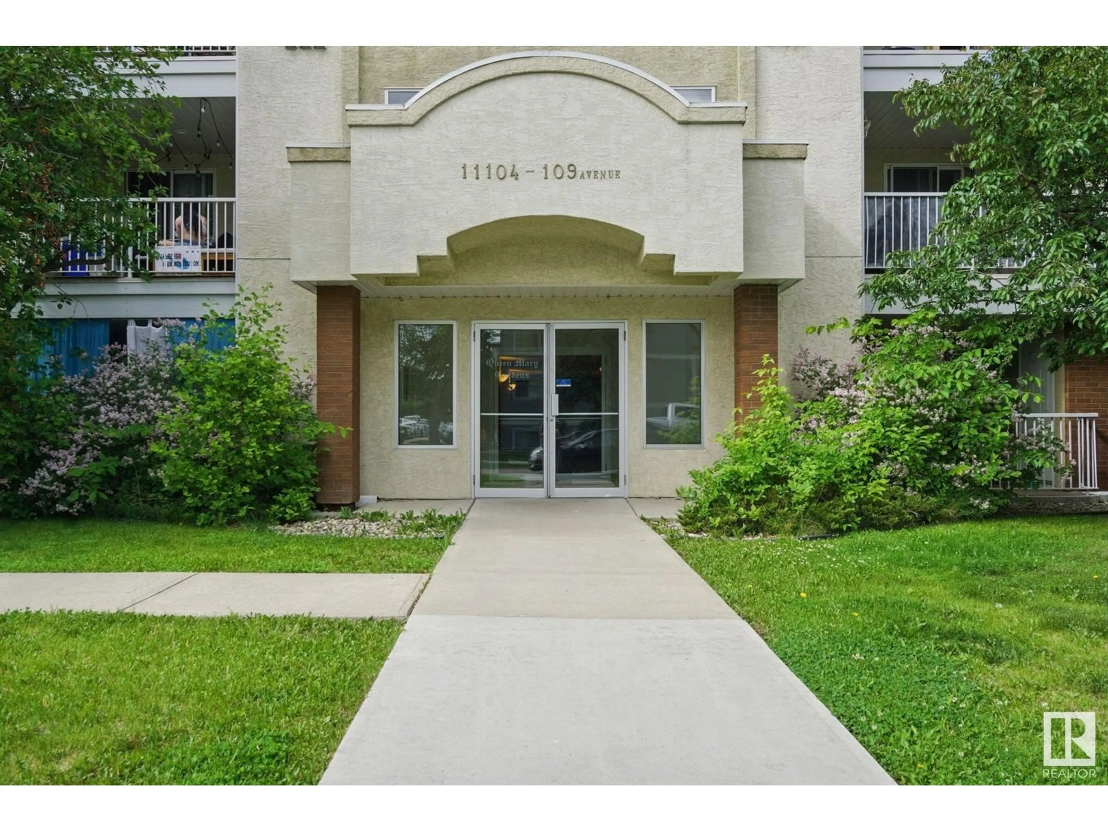 Indoor foyer for #305 - 11104 109 AV, Edmonton Alberta T5H1E1