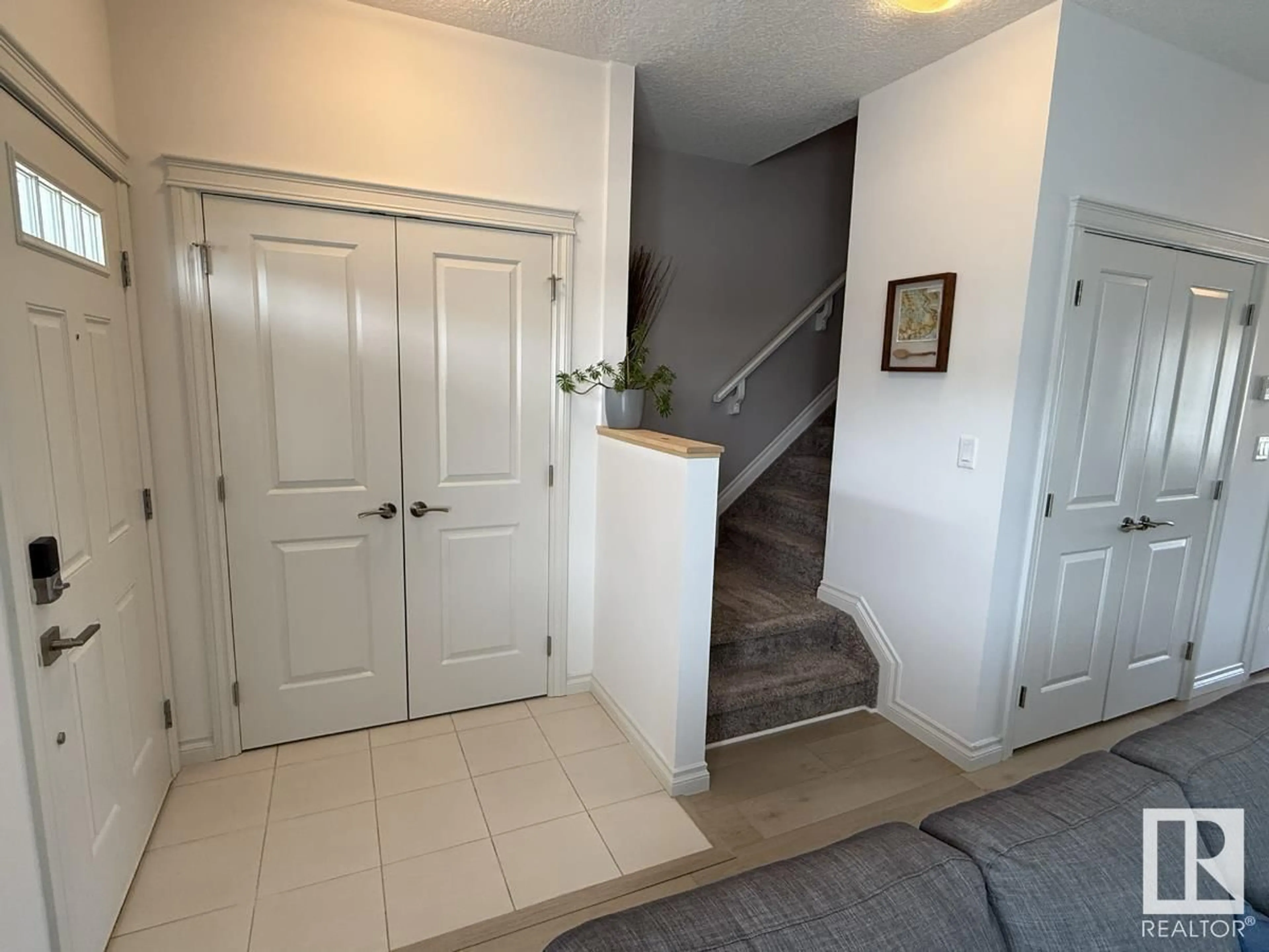 Indoor foyer for 822 MORRIS AV, Leduc Alberta T9E1E9