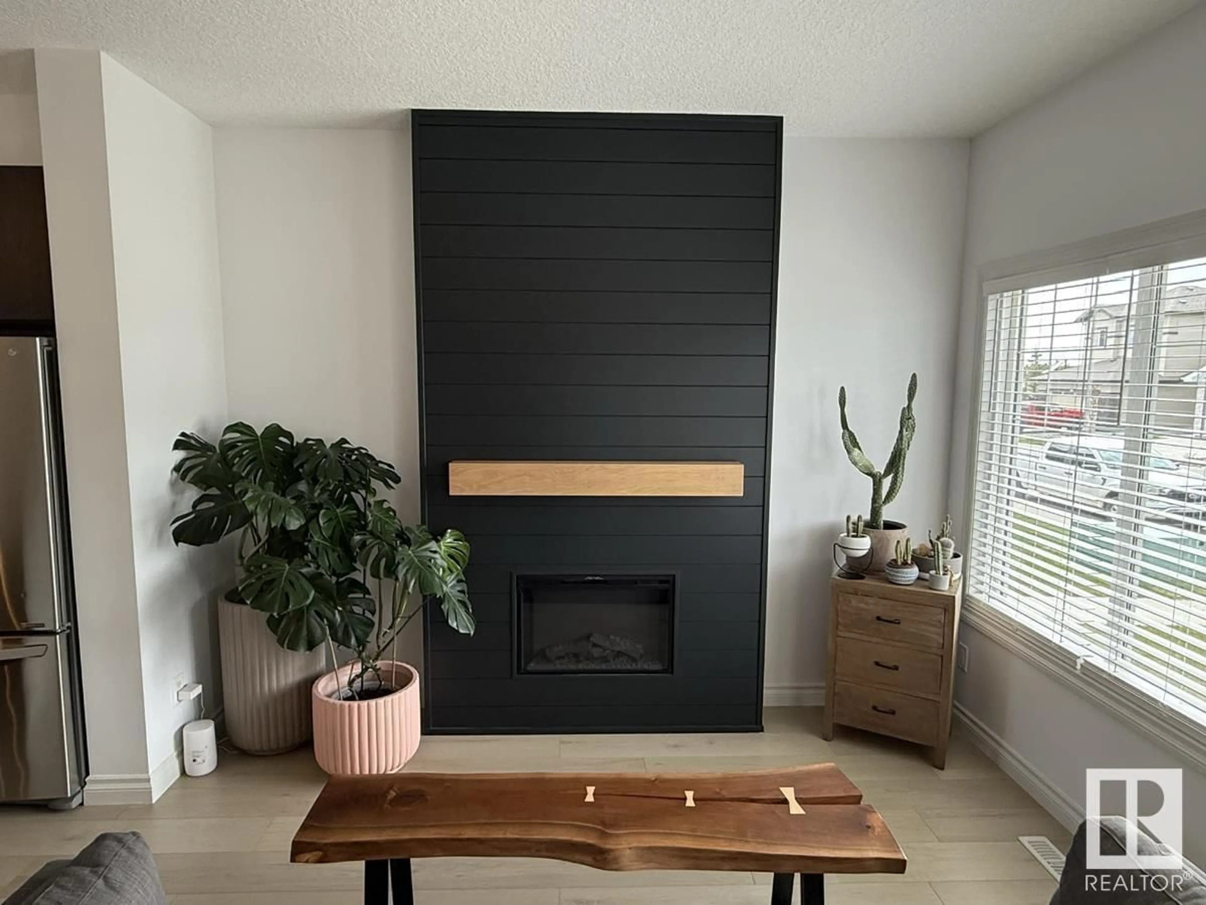 Living room with furniture, wood/laminate floor for 822 MORRIS AV, Leduc Alberta T9E1E9