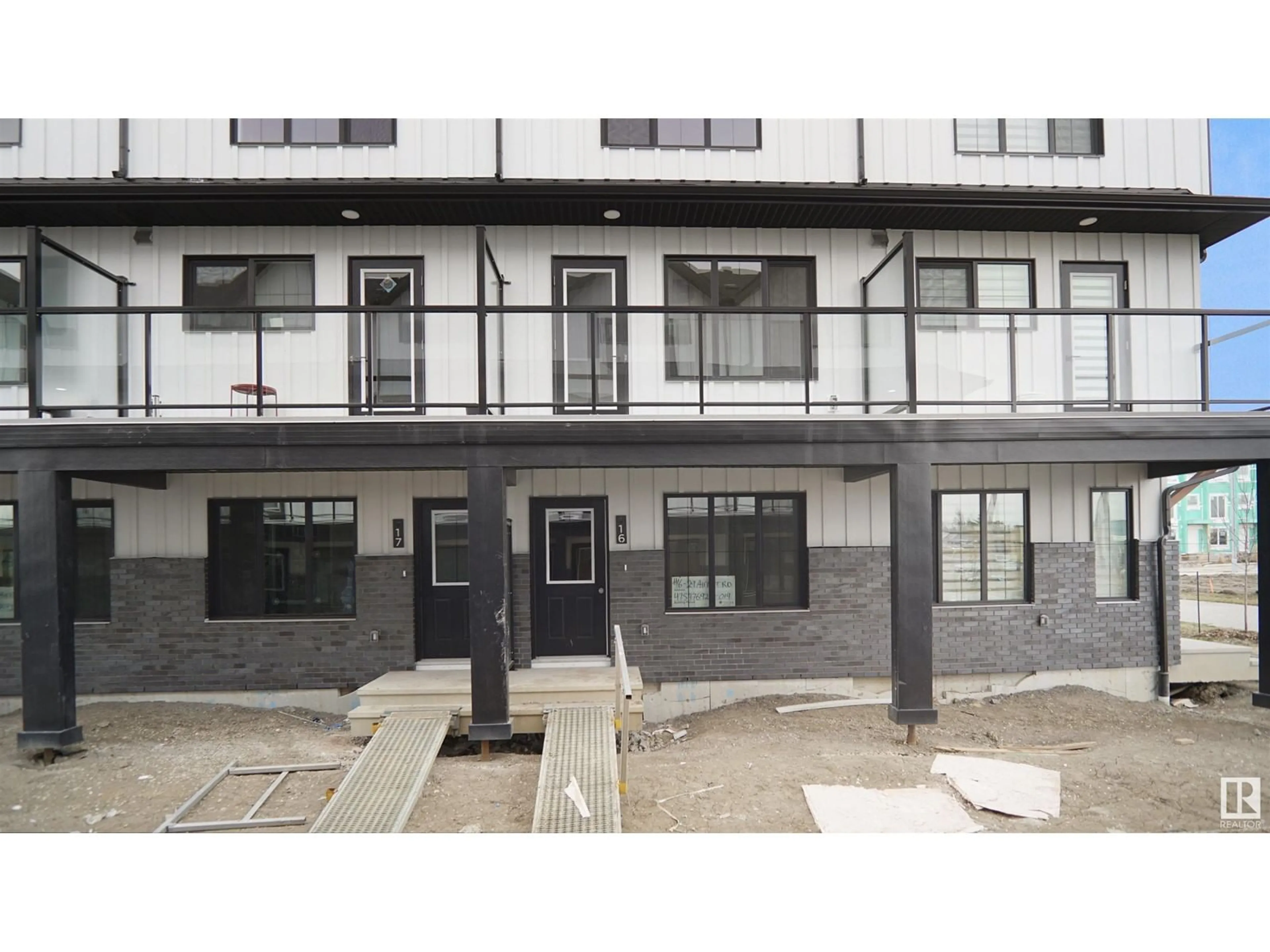 Patio, building for 20 29 AIRPORT RD, Edmonton Alberta T5G2P9