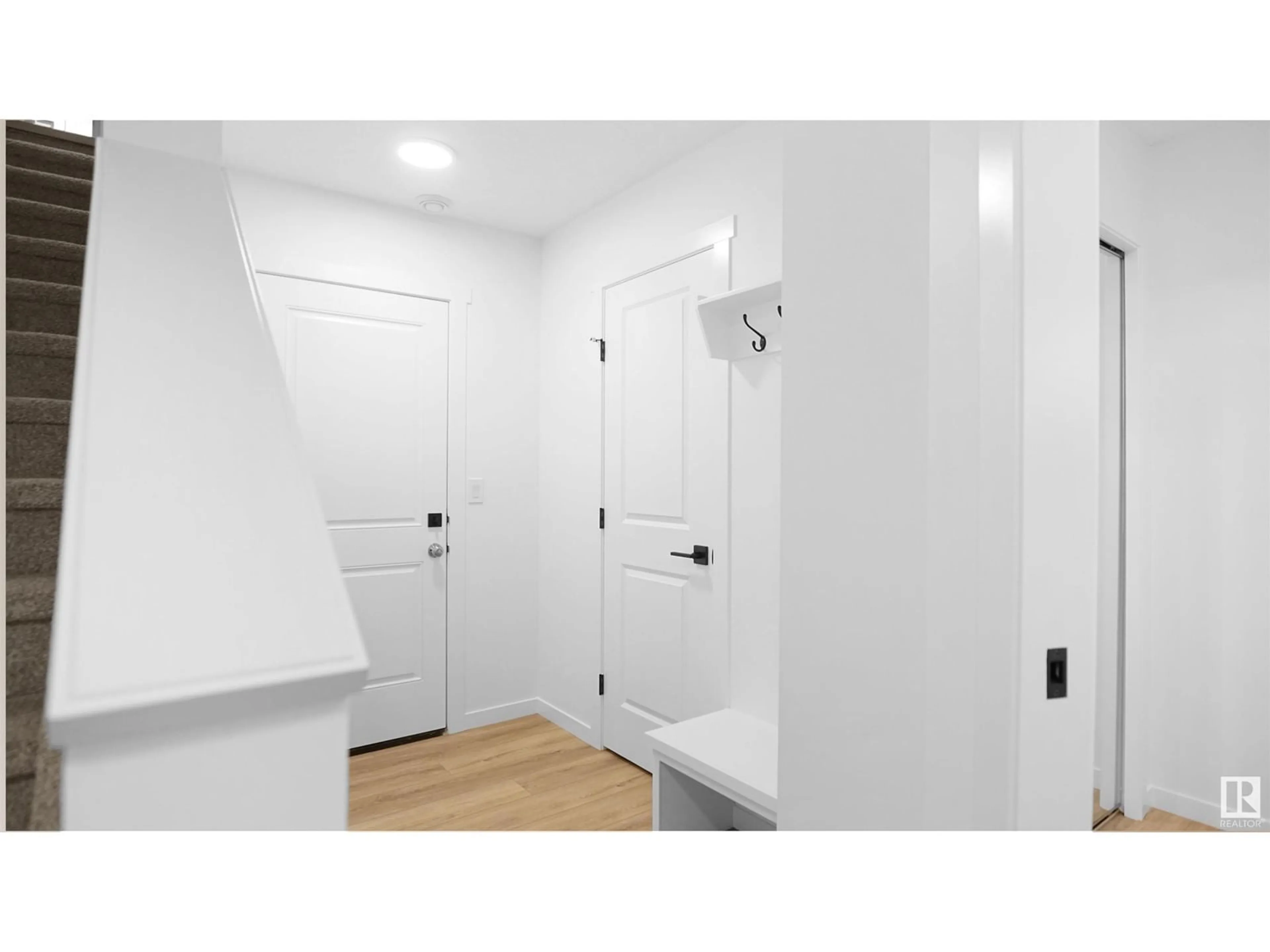 Indoor entryway for 20 29 AIRPORT RD, Edmonton Alberta T5G2P9