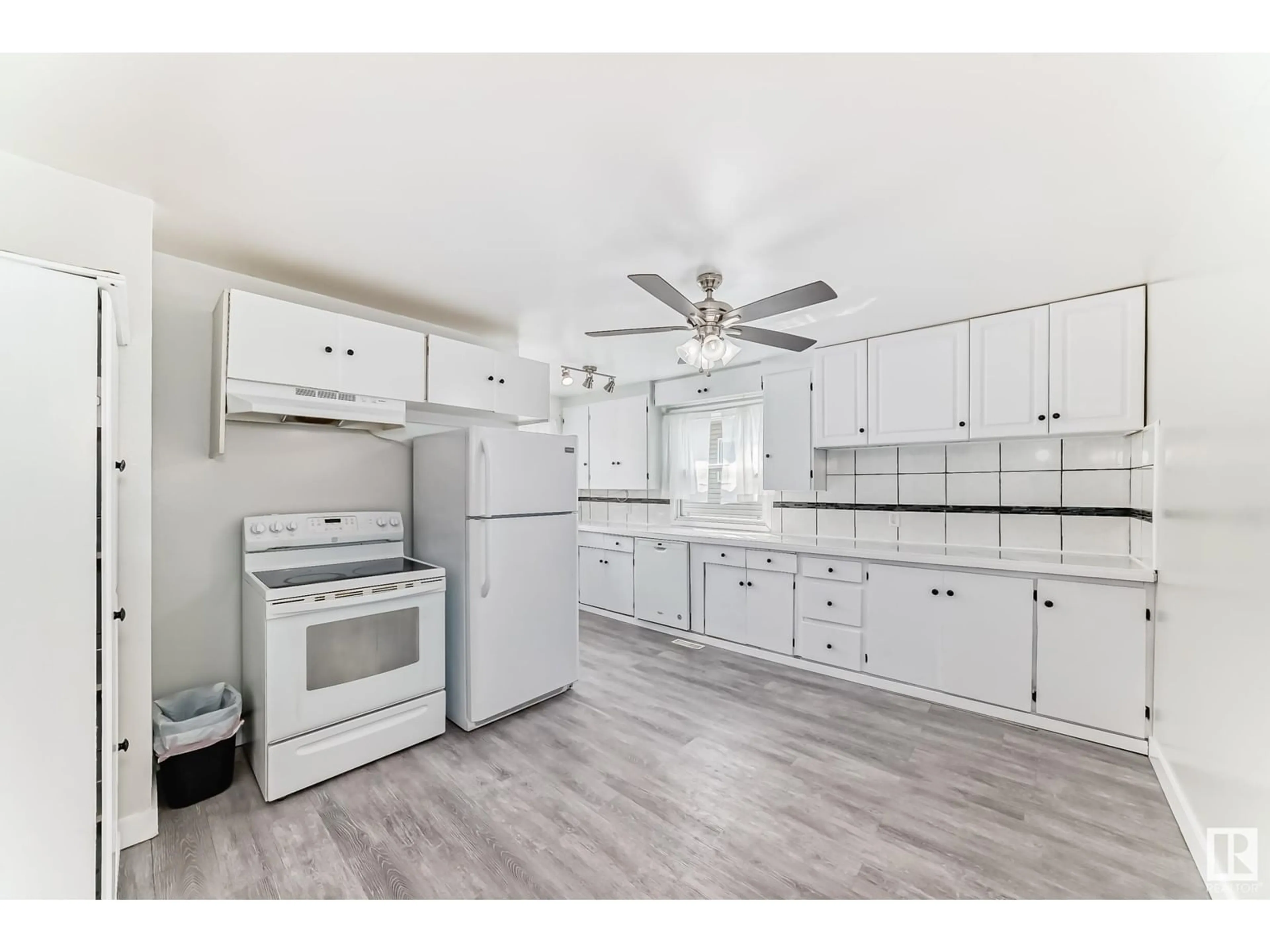 Standard kitchen, unknown for 11825 42 ST, Edmonton Alberta T5W2N3