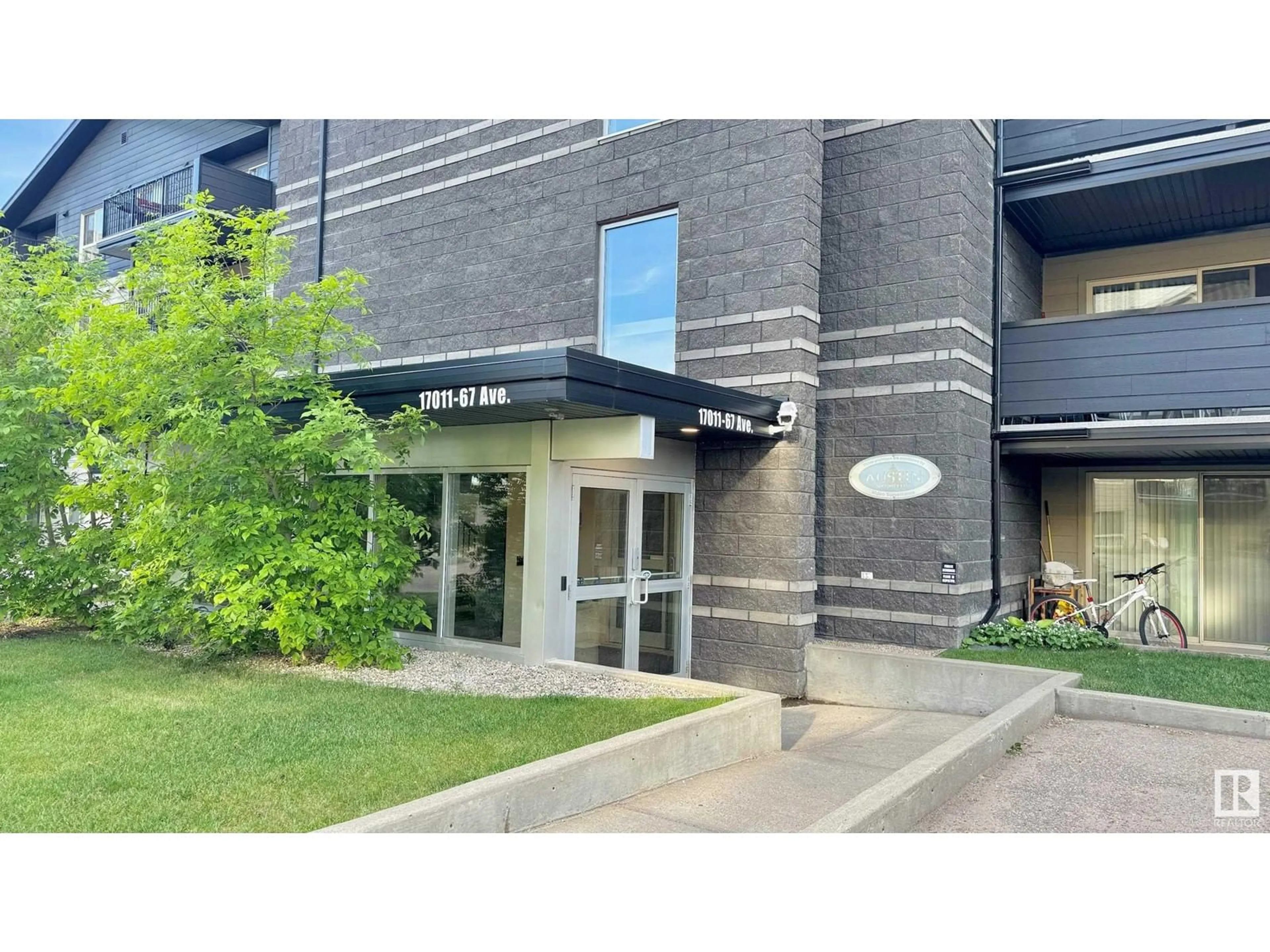 Indoor foyer for 128 - 17011 67 AV, Edmonton Alberta T5T6Y6