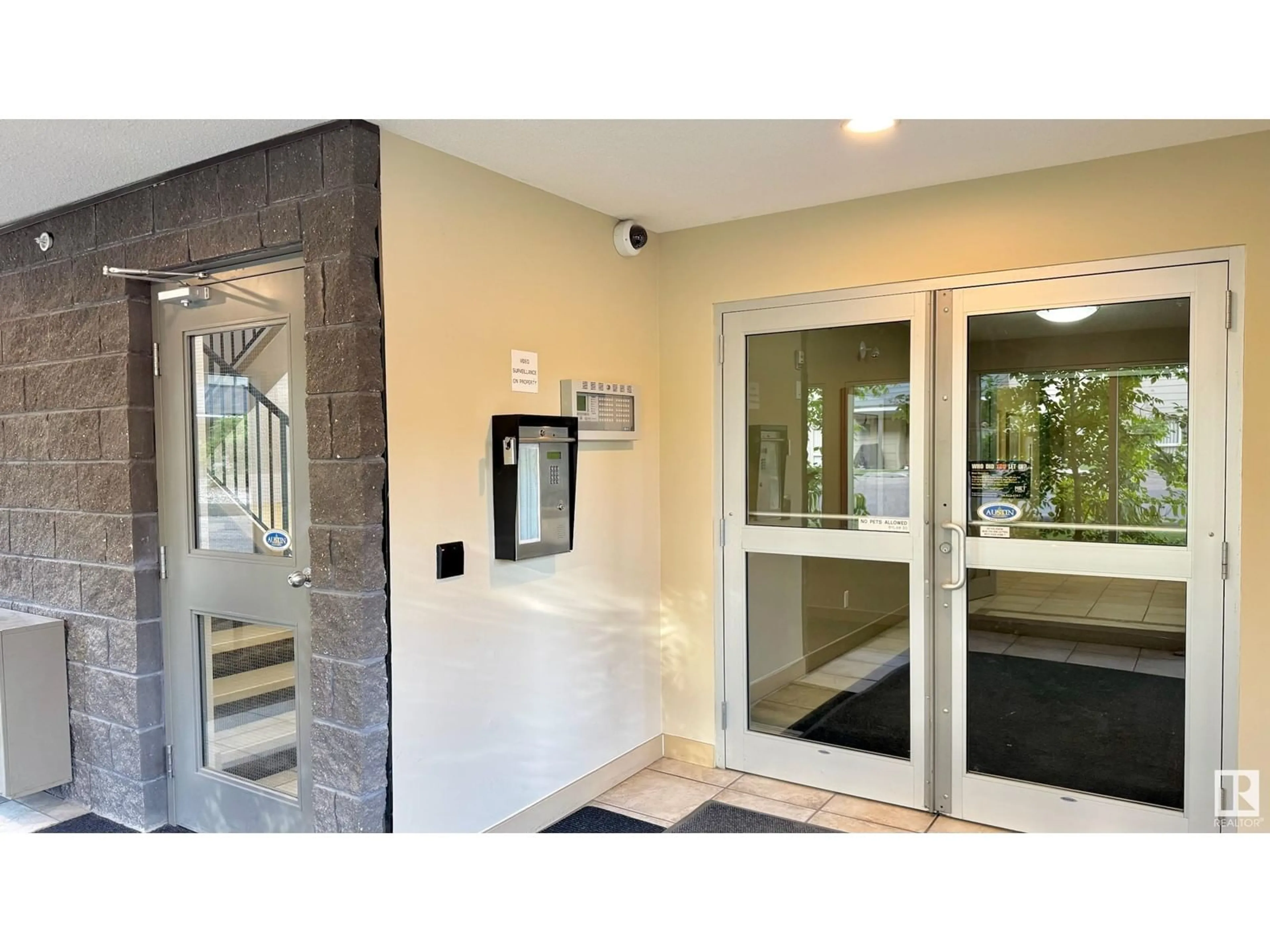 Indoor entryway for 128 - 17011 67 AV, Edmonton Alberta T5T6Y6