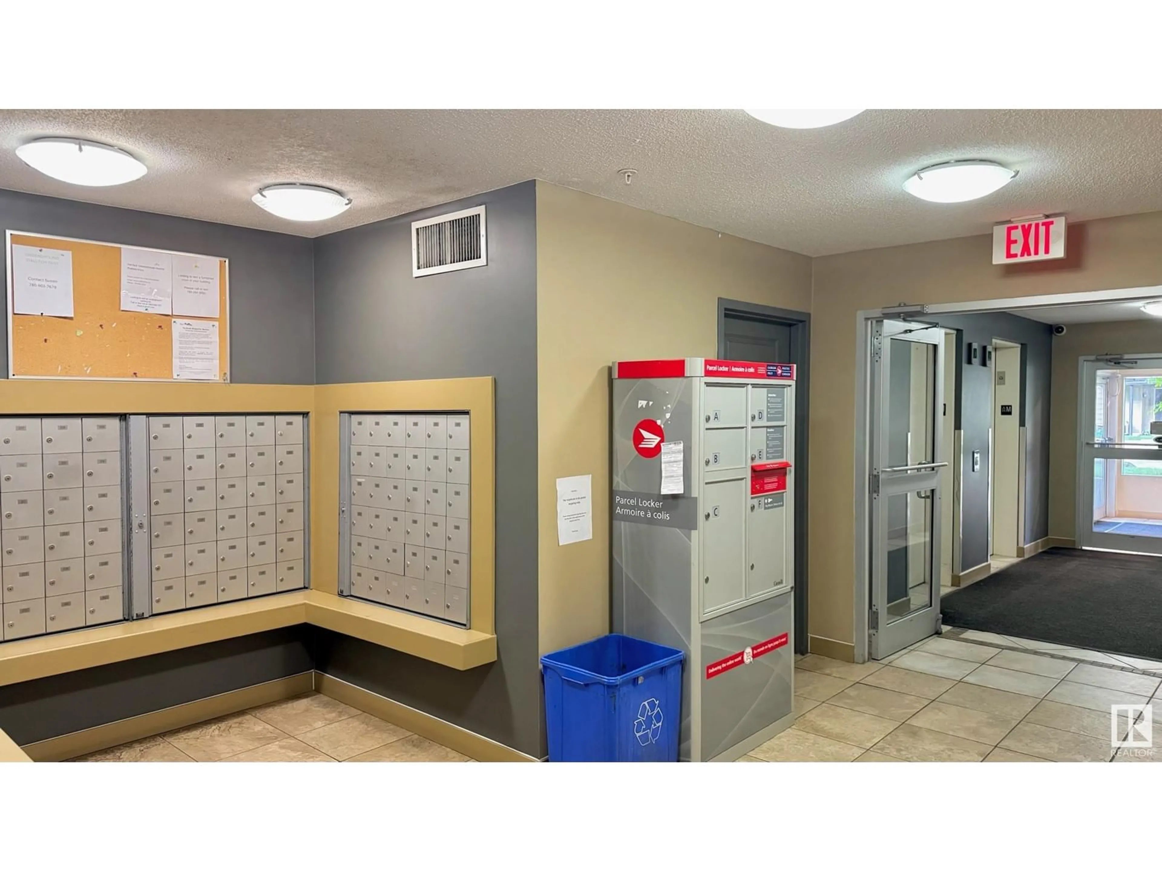 Indoor foyer for 128 - 17011 67 AV, Edmonton Alberta T5T6Y6