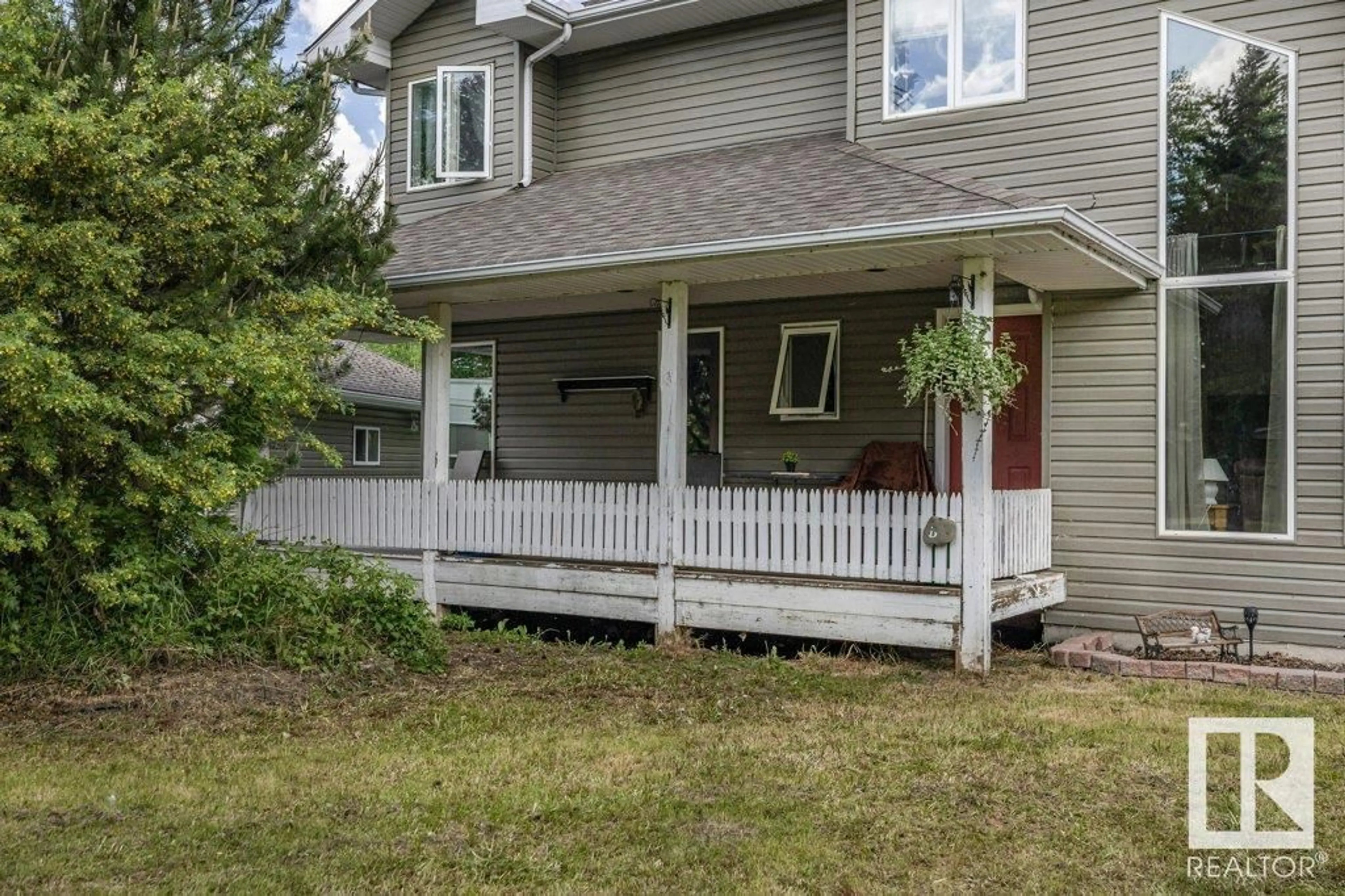 Home with vinyl exterior material, street for B20 GOLDEN CRESCENT, Rural Leduc County Alberta T0C2C0