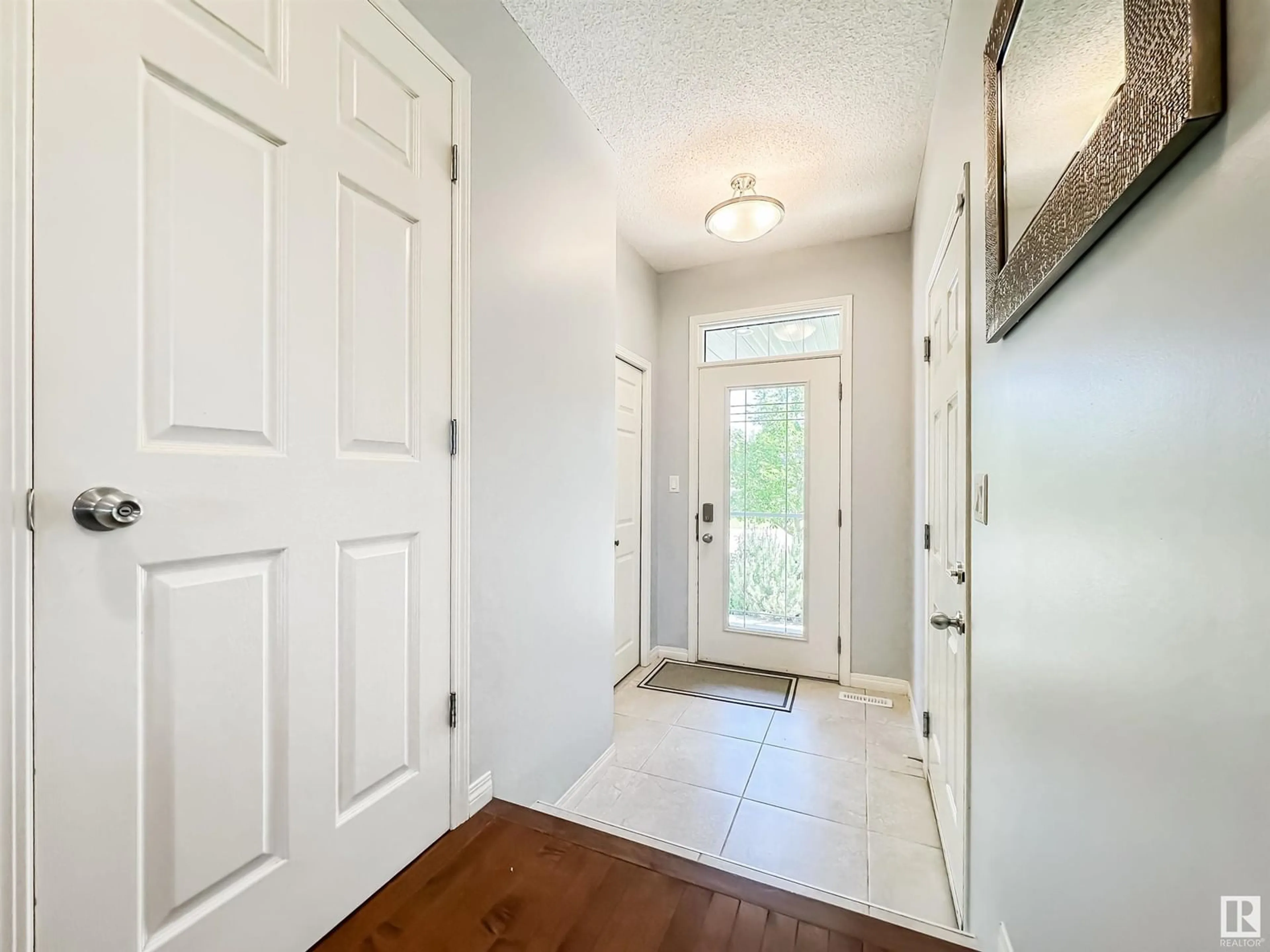 Indoor entryway for 1694 CHAPMAN WY, Edmonton Alberta T6W0Y6