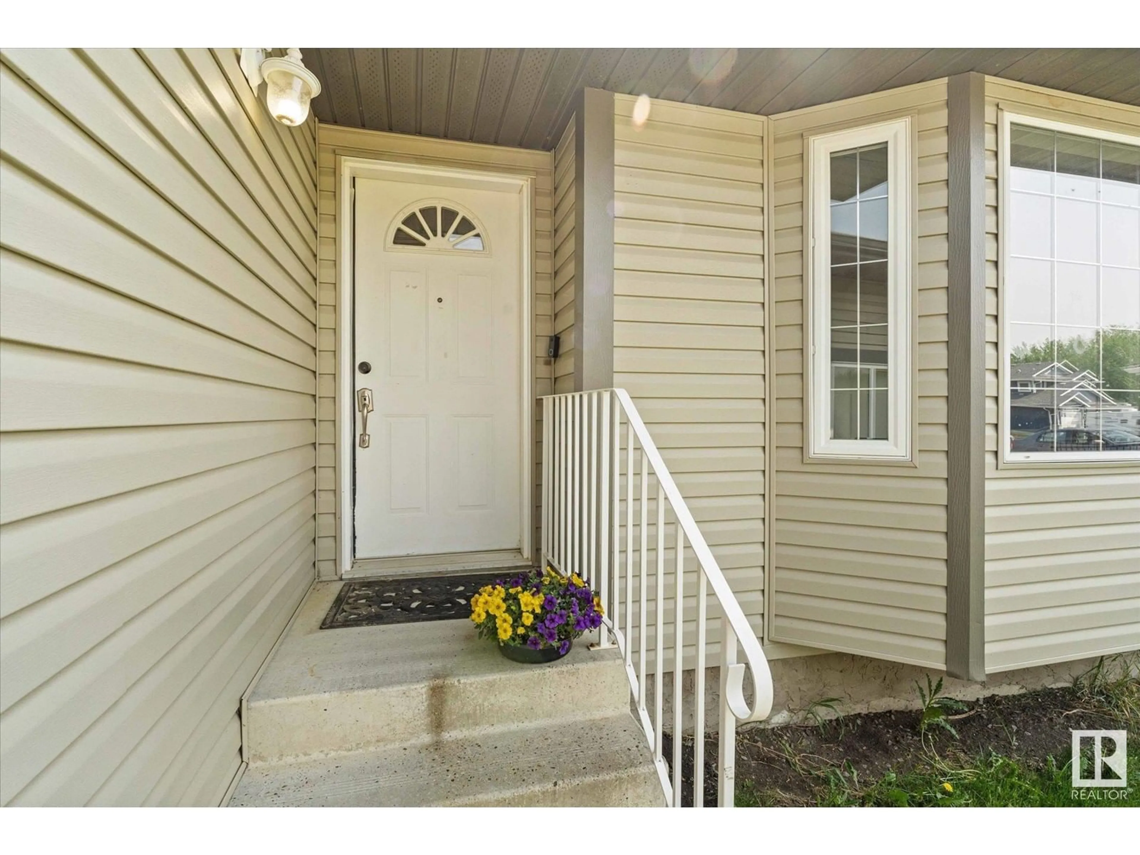 Indoor entryway for 5170 54 AV, Redwater Alberta T0A2W0